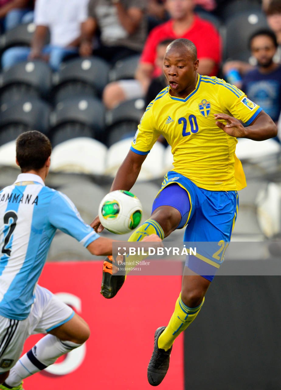 Sveriges Carlos Strandberg i duell med Argentinas Emanuel Mammana under bronsmatchen i U17-VM den 08 november 2013 i Abu Dhabi, Förenade Arabemiraten.