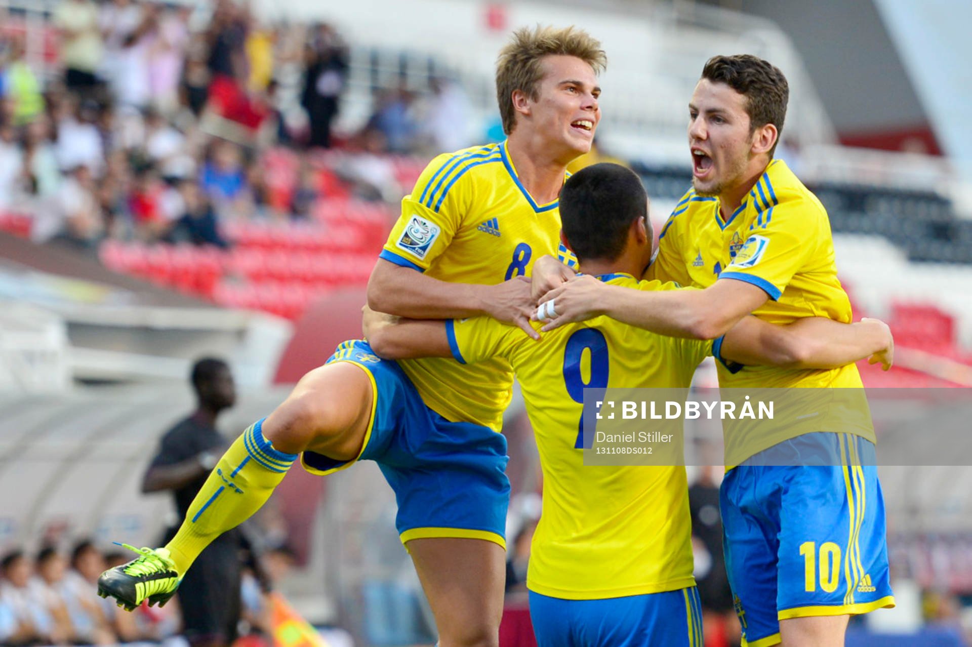 Sveriges Valmir Berisha jublar med sina lagkamrater