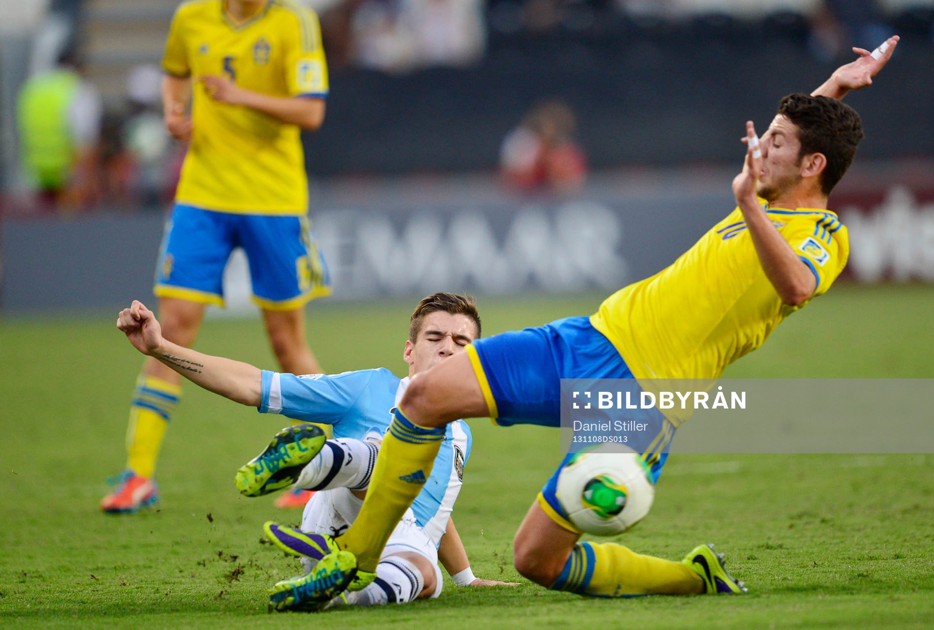 Sveriges Erdal Rakip ger en tackling på Argentinas Matias