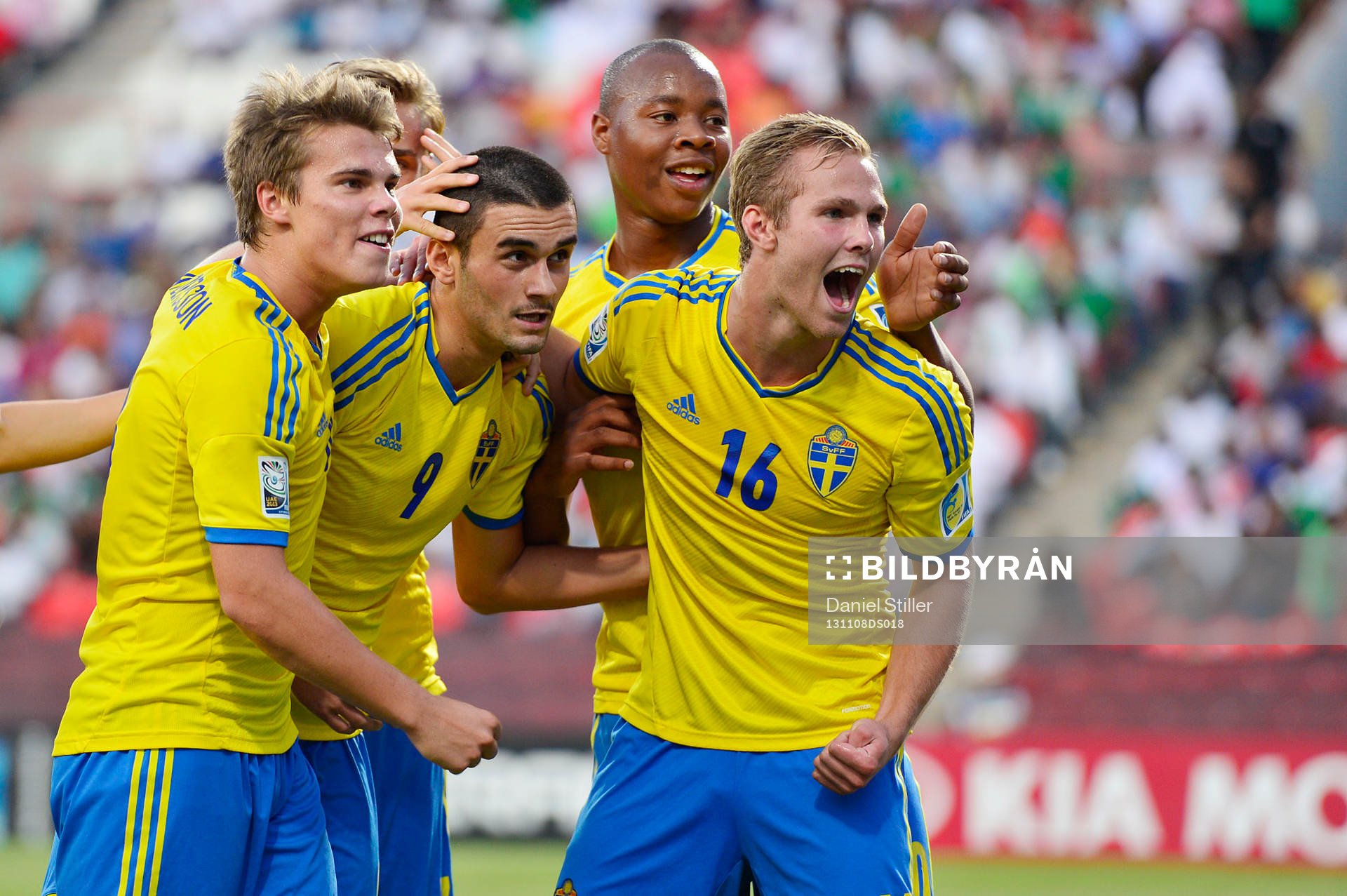 Sveriges Valmir Berisha jublar med sina lagkamrater Gustav Engvall och Elias Andersson efter Berisha gjorde 3-0 under bronsmatchen i U17-VM mot Argentina den 08 november 2013 i Abu Dhabi, Förenade Arabemiraten.
