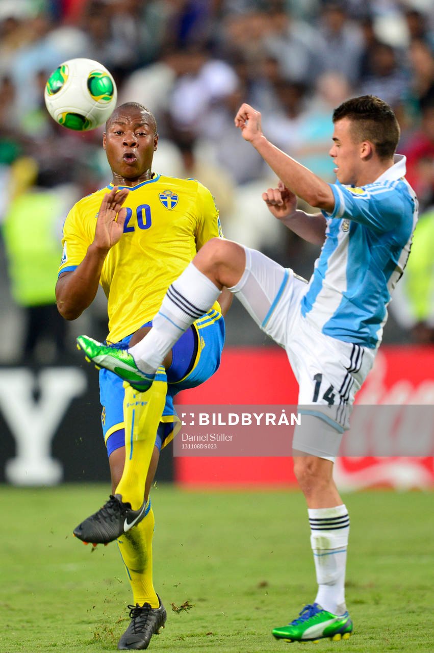 Sveriges Carlos Strandberg i duell med Argentinas Lucio Compagnucci under bronsmatchen i U17-VM den 08 november 2013 i Abu Dhabi, Förenade Arabemiraten.
