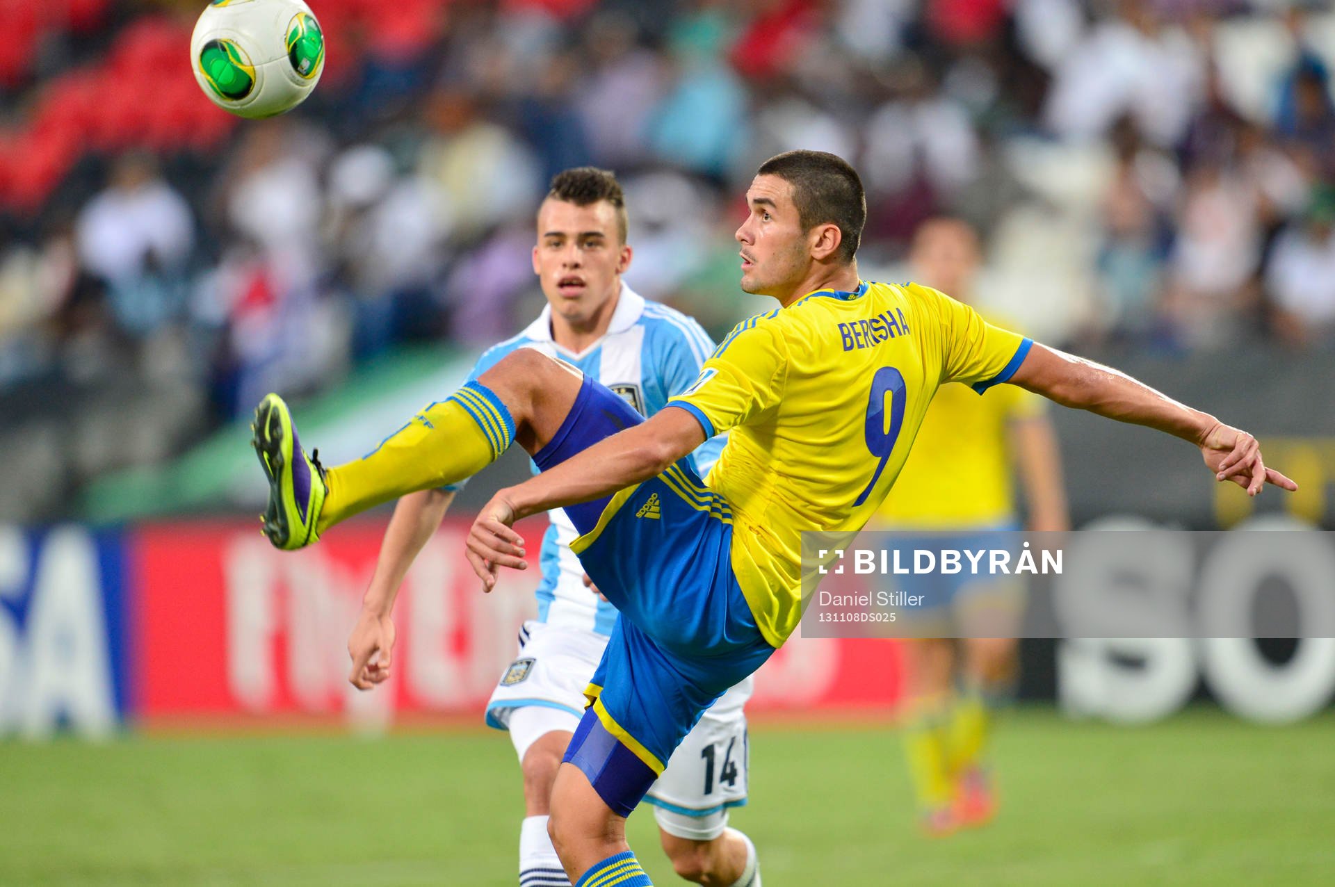 Sveriges Valmir Berisha i duell med Argentinas Lucio Compagnucci under bronsmatchen i U17-VM den 08 november 2013 i Abu Dhabi, Förenade Arabemiraten.  