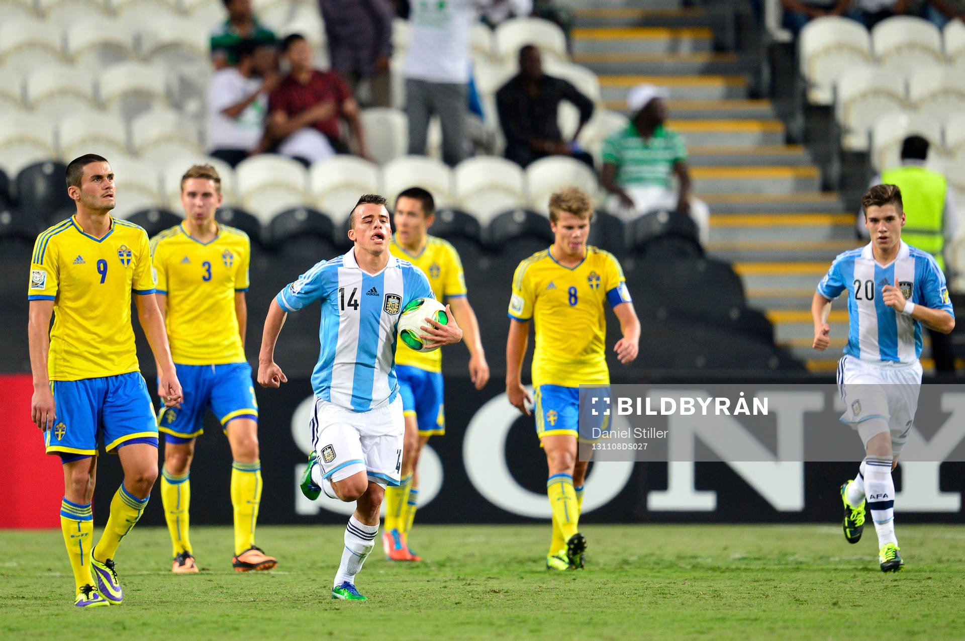 Argentinas Lucio Compagnucci jublar efter att ha gjort 3-1 under bronsmatchen i U17-VM mot Sverige den 08 november 2013 i Abu Dhabi, Förenade Arabemiraten.