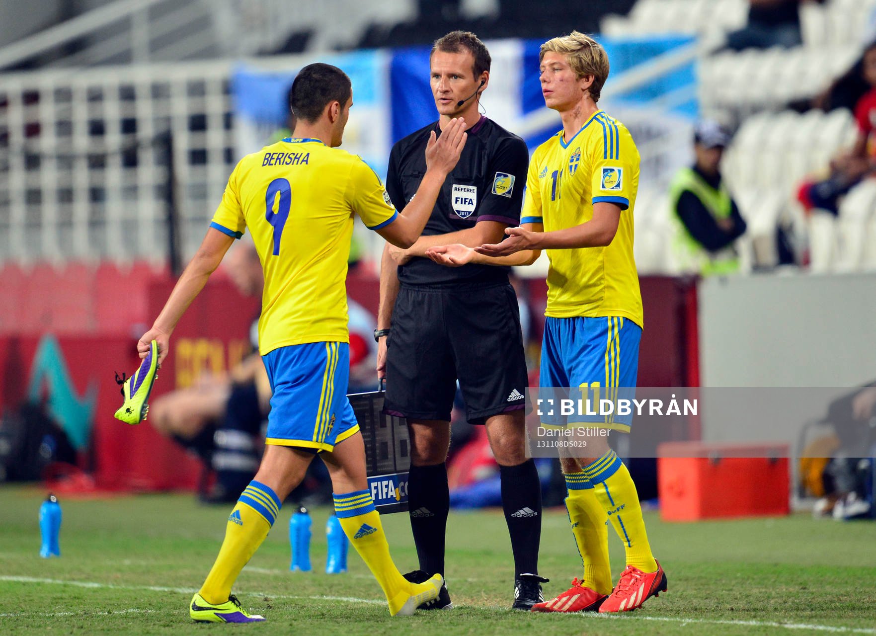 Sveriges Valmir Berisha byts ut mot Anton Jönsson Salétros under bronsmatchen i U17-VM mellan Sverige och Argentina den 8 november 2013 i Abu Dhabi, Förenade Arabemiraten.