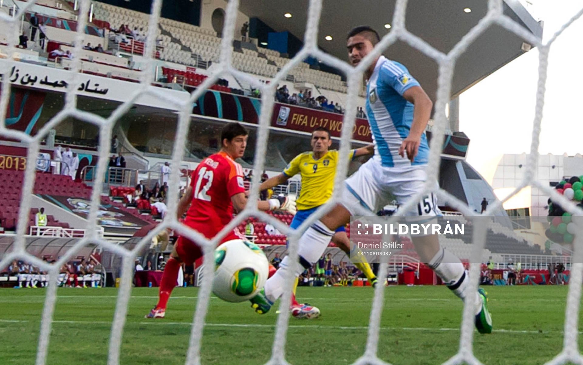 Sveriges Valmir Berisha gör 1-0 bakom Argentinas målvakt