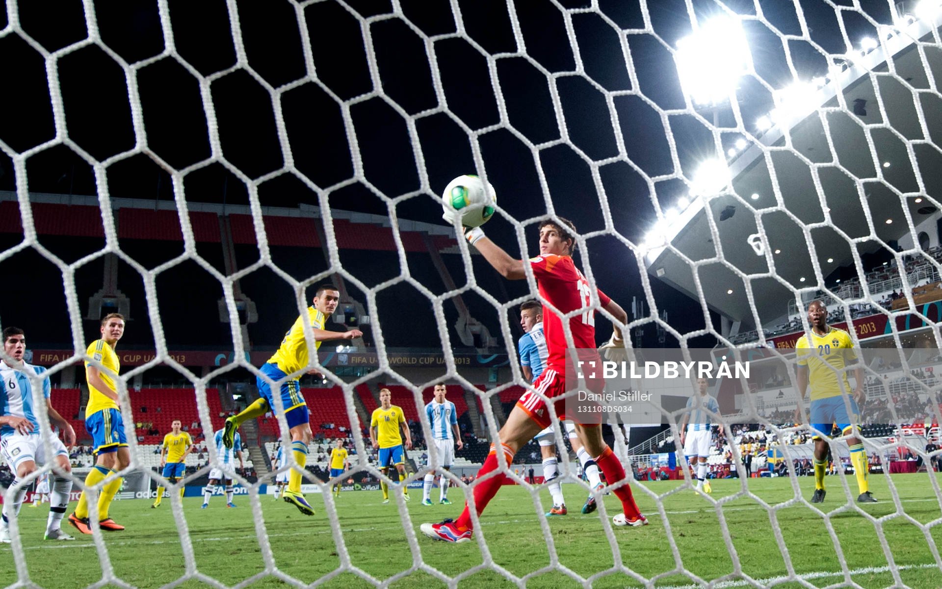 Sveriges Valmir Berisha gör 4-1 bakom Argentinas målvakt
