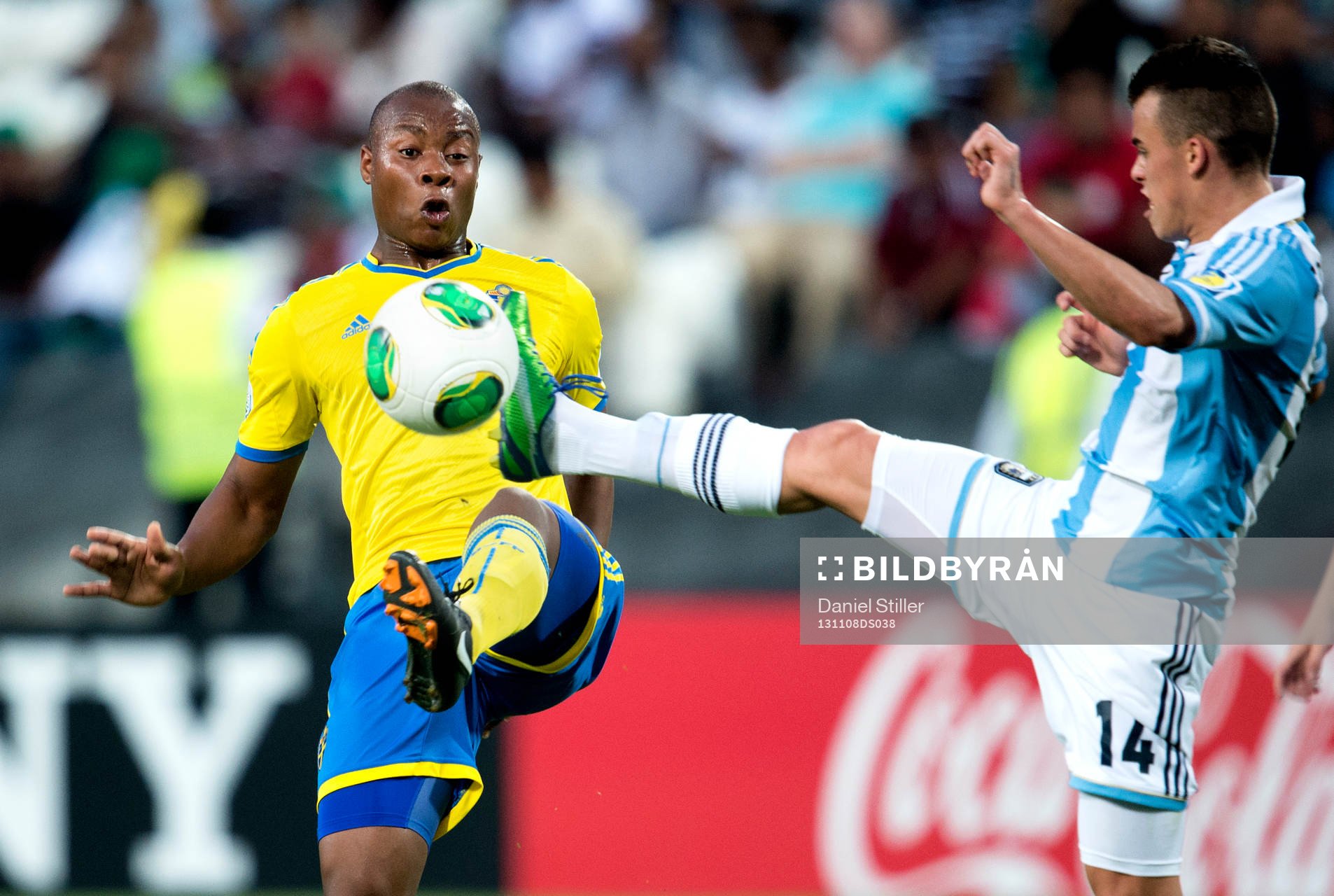Sveriges Carlos Strandberg i duell med Argentinas Lucio COMPAGNUCCI under bronsmatchen i U17-VM den 08 november 2013 i Abu Dhabi.