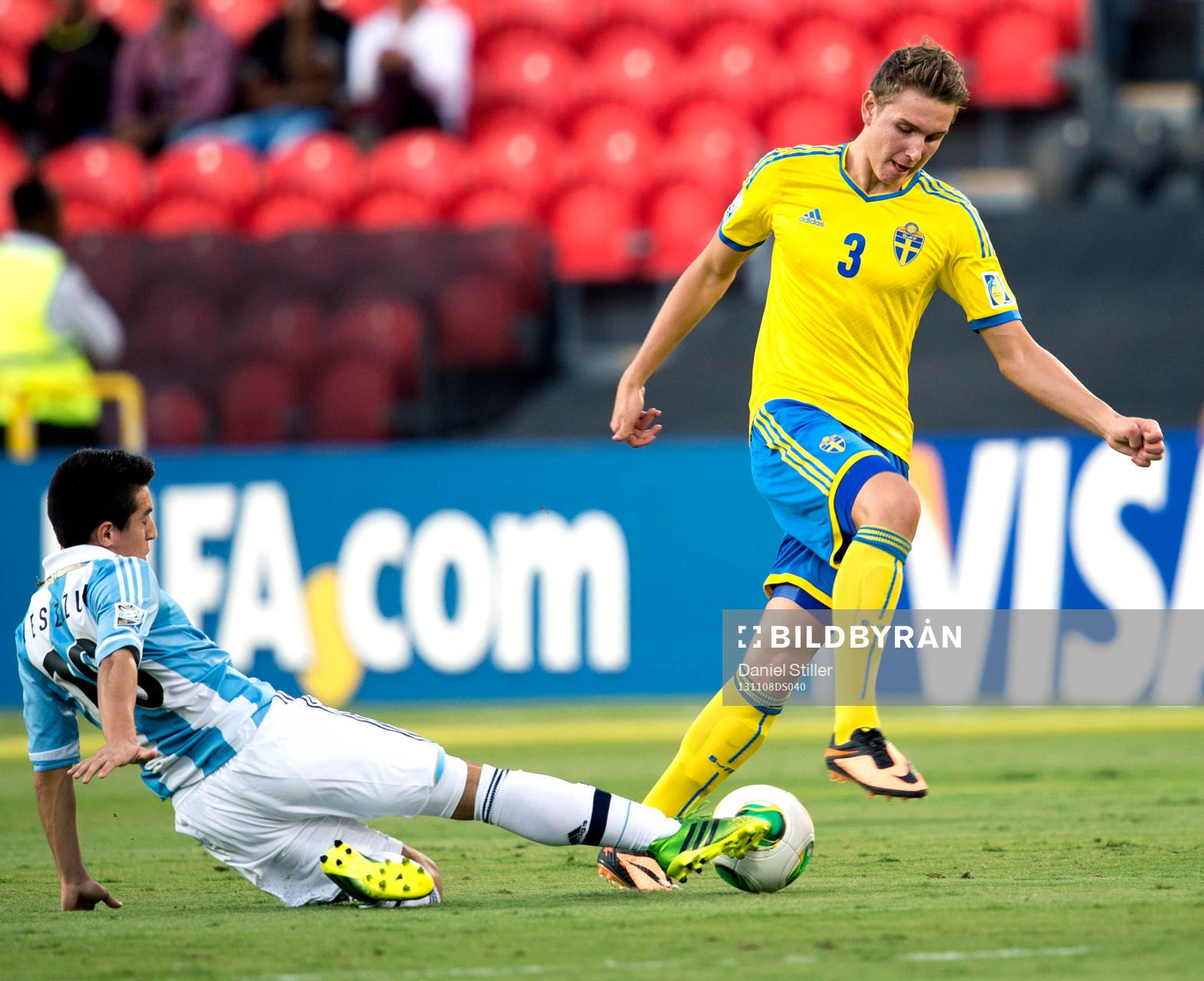 Argentinas Luis Leszczuk bryter bollen av Sveriges  Ali