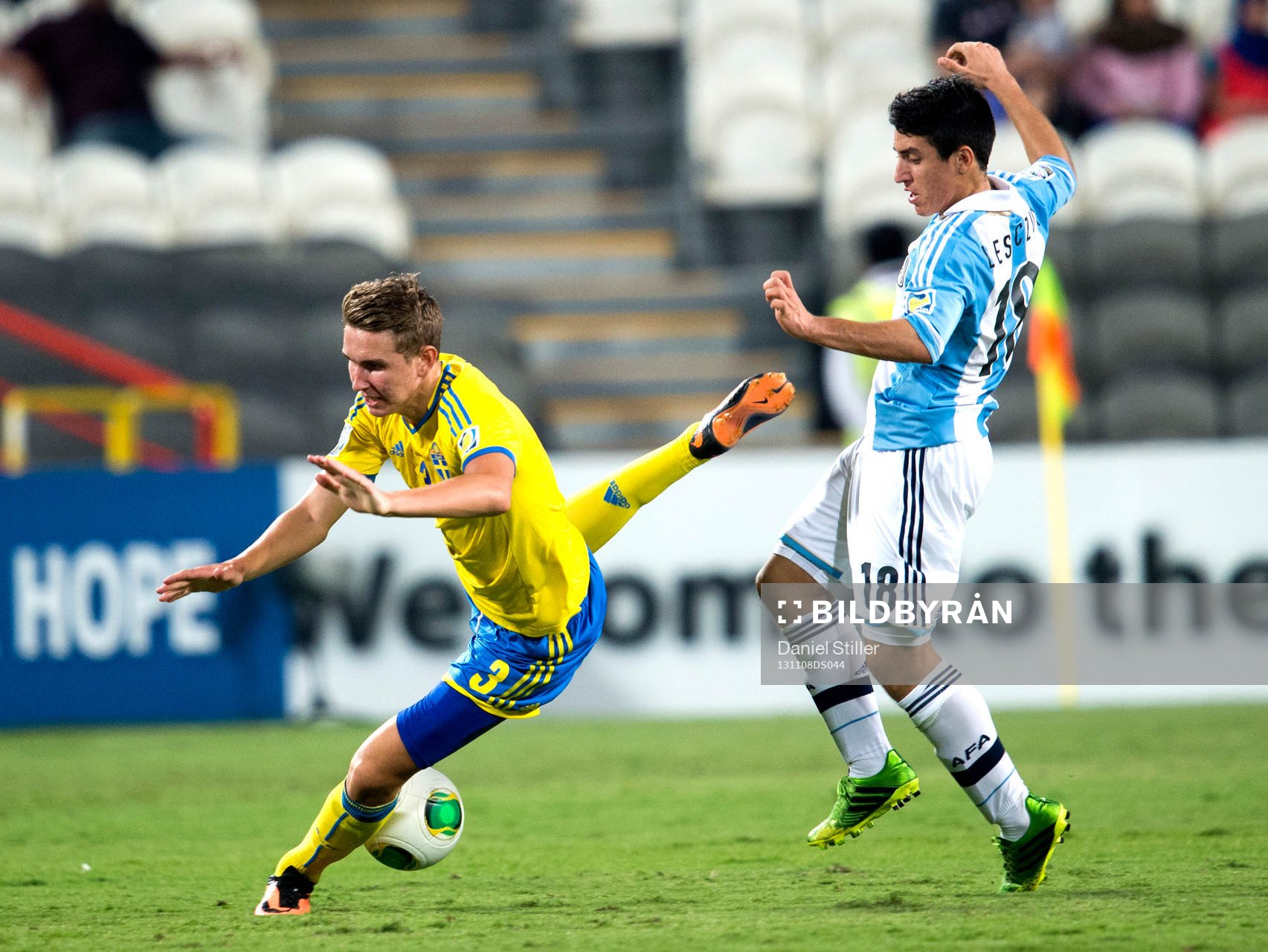 Sveriges Ali Suljic fälls av Argentinas Luis Leszczuk under bronsmatchen i U17-VM den 08 november 2013 i Abu Dhabi.