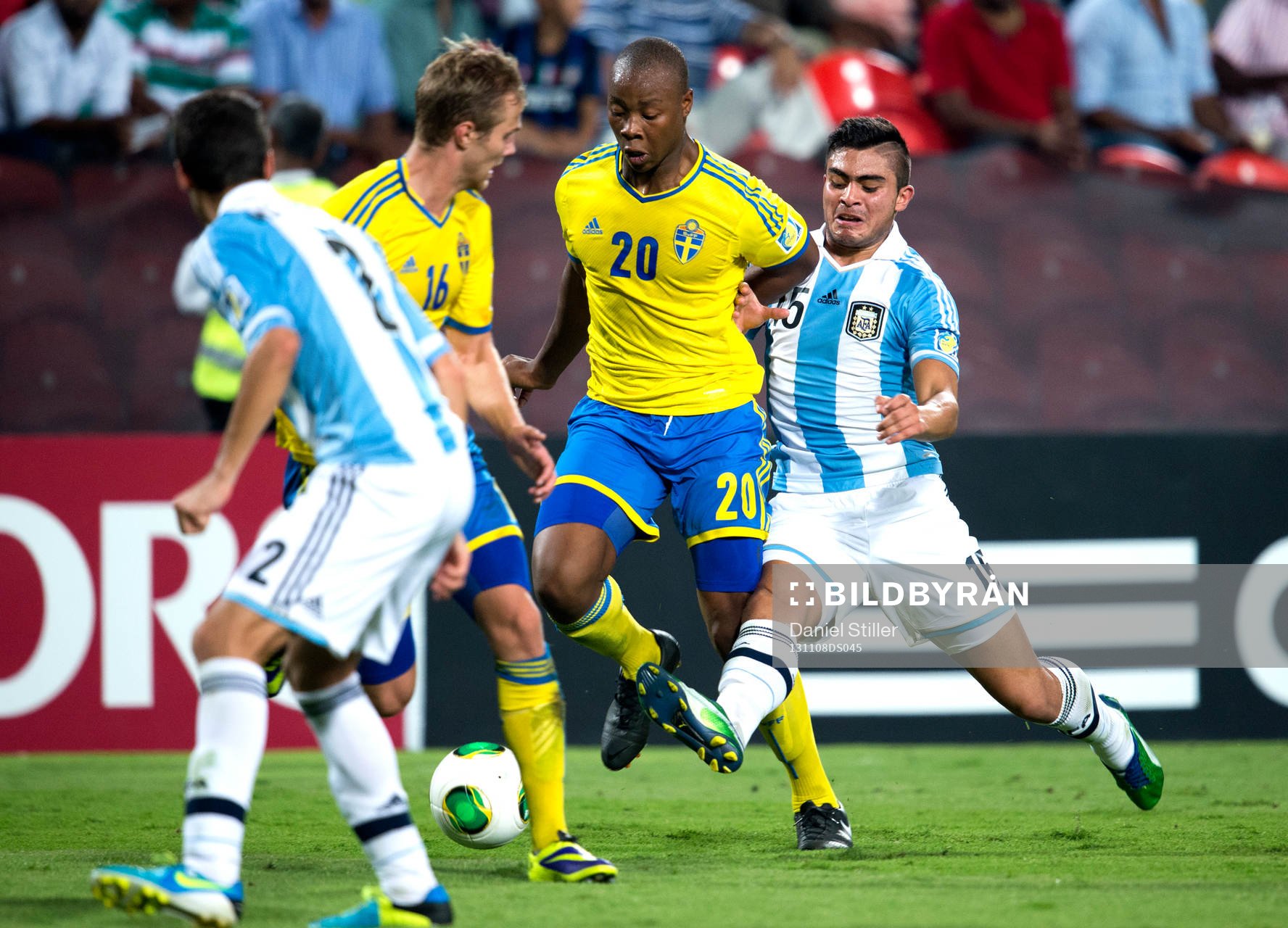 Sveriges  Carlos Strandberg  går förbi Argentinas Rodrigo
