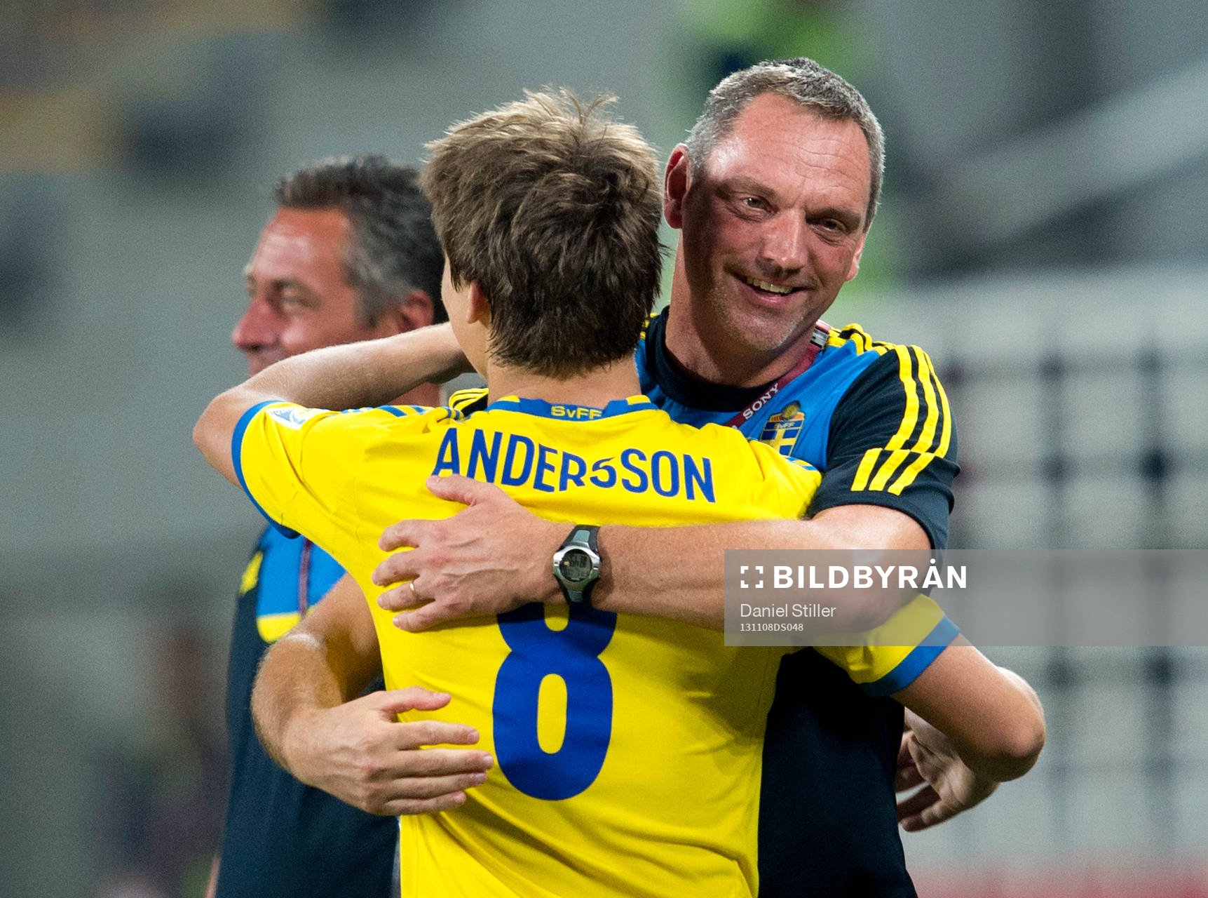 Sveriges förbundskapten Roland Larsson kramar om Elias