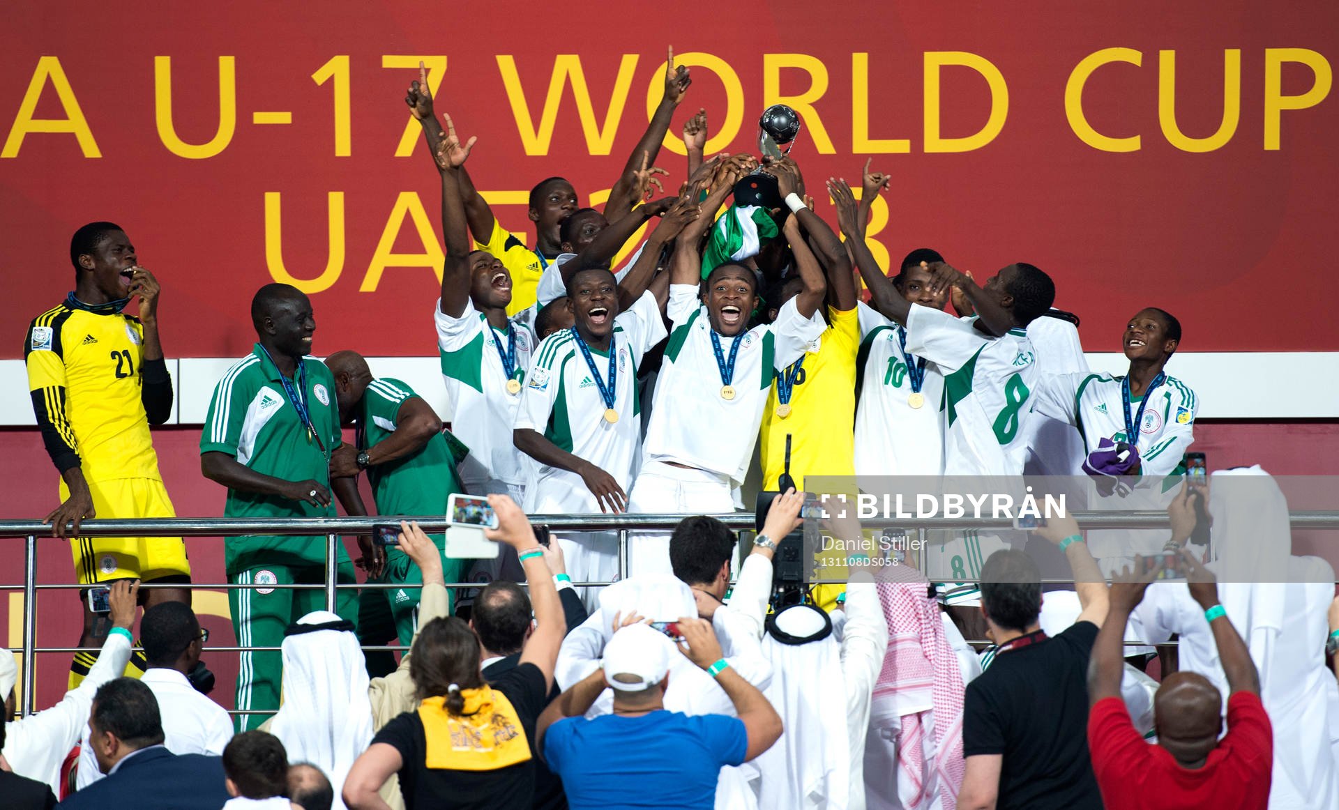 Nigeria jublar med guldpokalen efter segern i U17-VM den 08 november 2013 i Abu Dhabi.