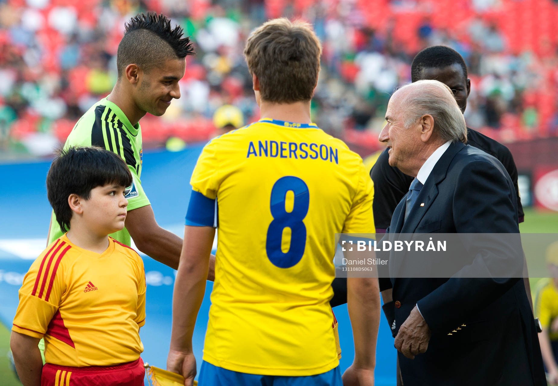 Sveriges Sixten Mohlin hälsar på FIFAS president Joseph