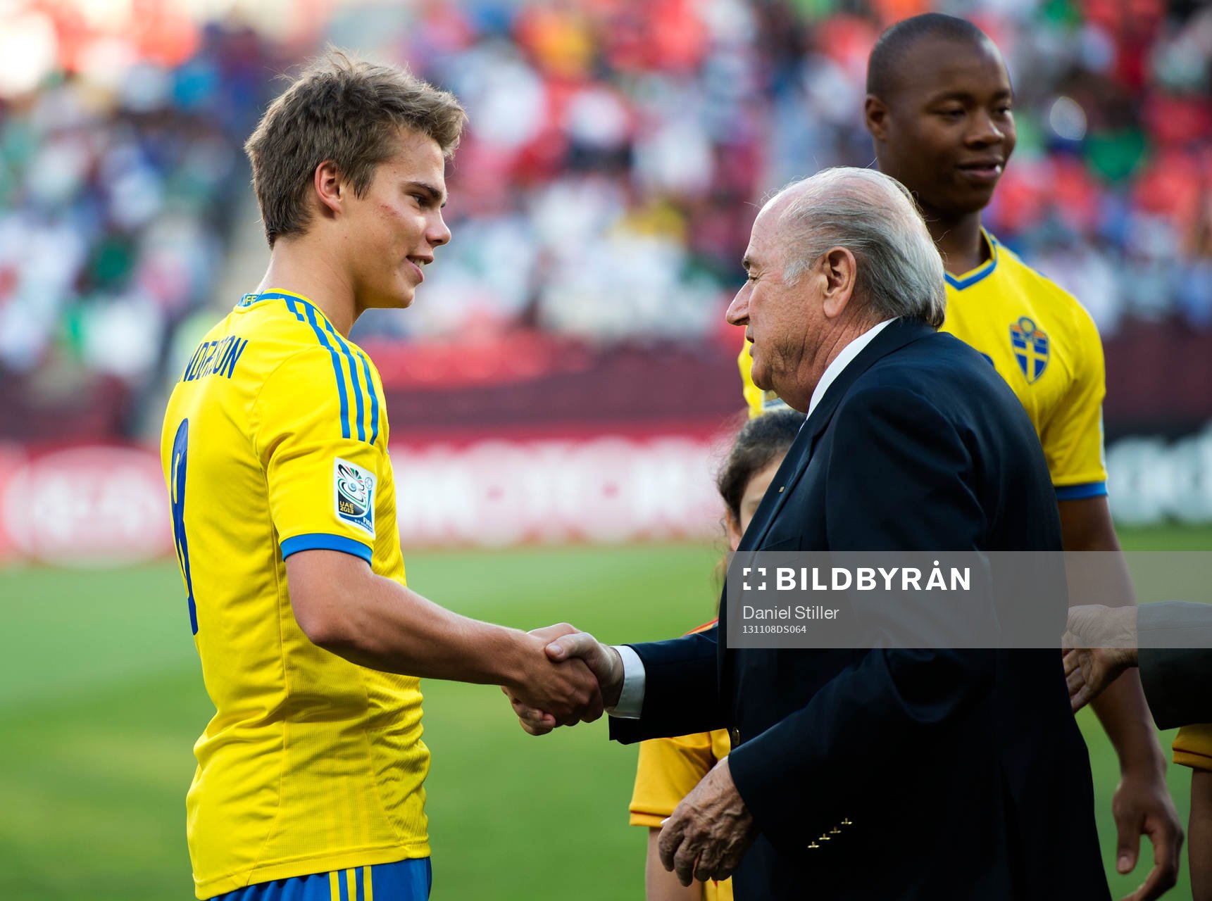 Sveriges Elias Andersson hälsar på FIFAS president Joseph