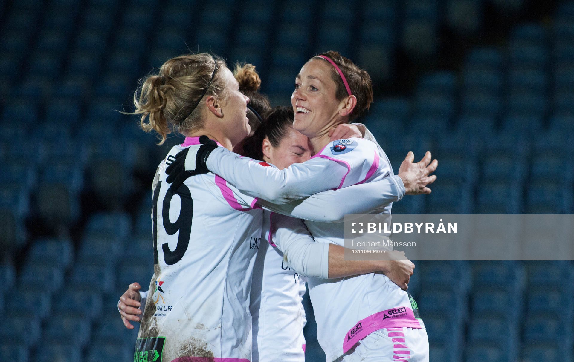 Malmös Ramona Bachmamnn har kvitterat till 1-1 och grattas av Therese Sjögran och Katrin Schmidt i åttondelsfinalen i Womens Champions League mellan Ldb Malmö och Wolfsburg 9 november.
