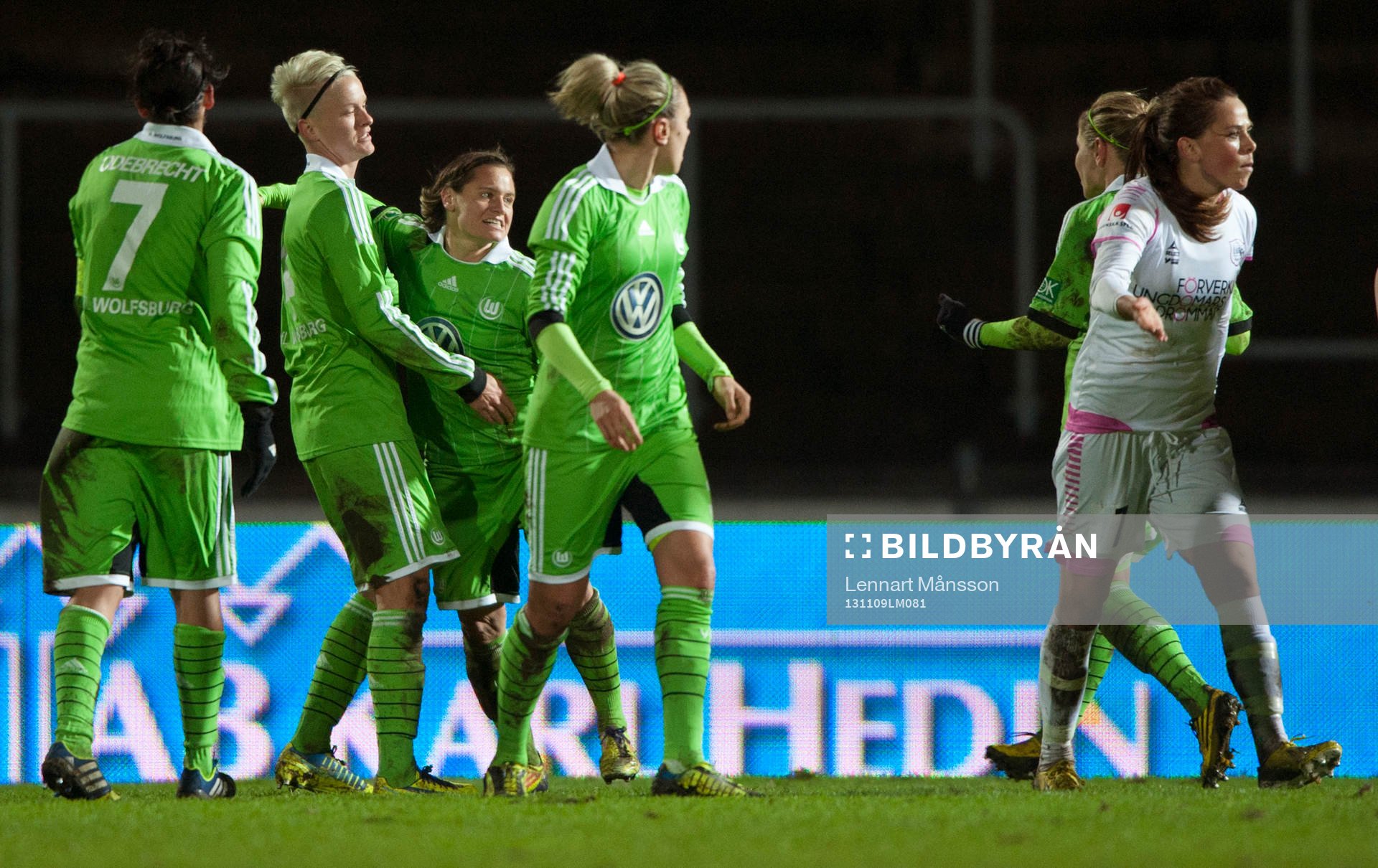 Wolfsburgs Martina Müller gör segermålet 1-2 på straff