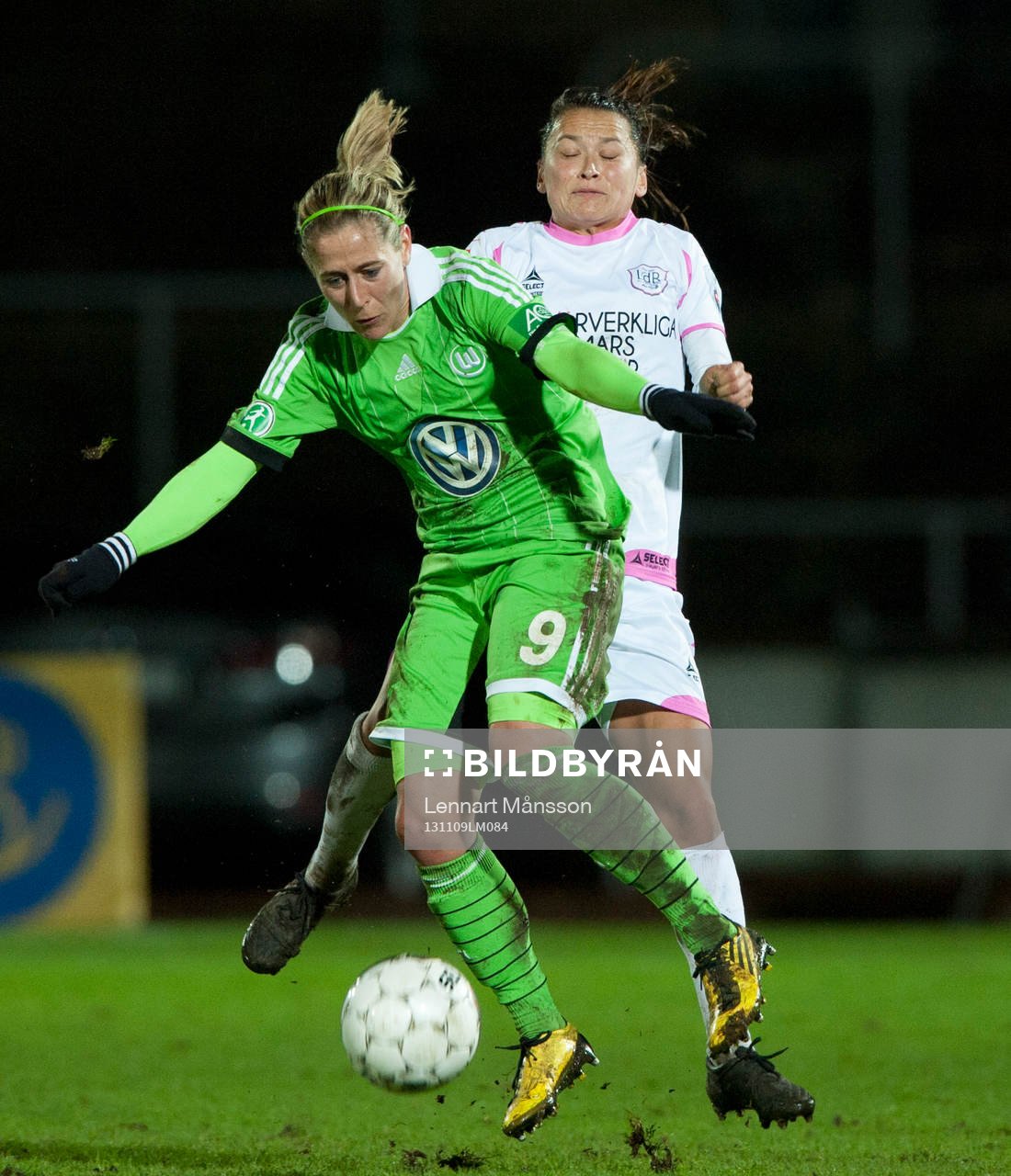 Malmös Alexandra Riley tacklar Wolfsburgs Anna Blässe i
