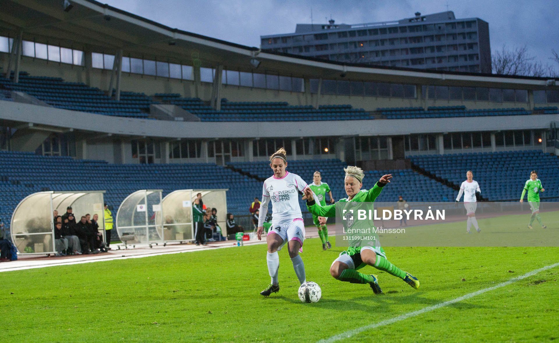 Wolfsburgs Nilla Fischer glidtacklar Malmös Manon Melis i