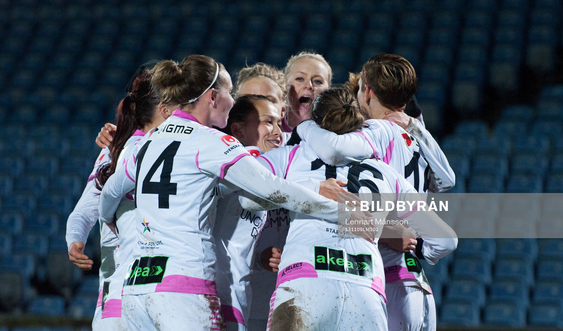 Malmös Ramona Bachmann har kvitterat till 1-1 och grattas