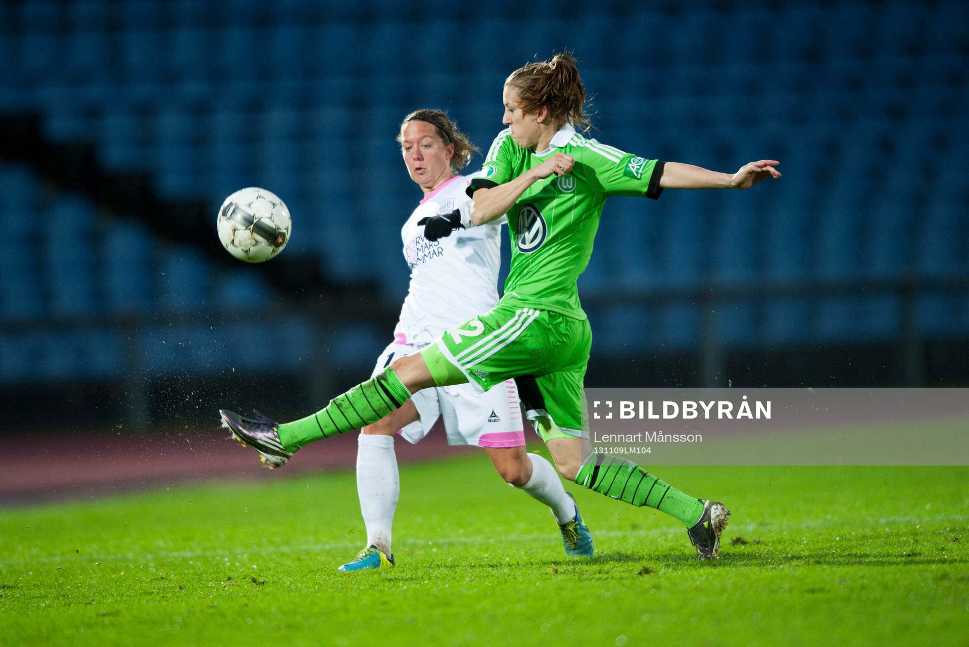 Malmös Lina Nilsson och Wolfsburgs Verena Faisst i åttondelsfinalen i Womens Champions League mellan Ldb Malmö och Wolfsburg 9 november.
