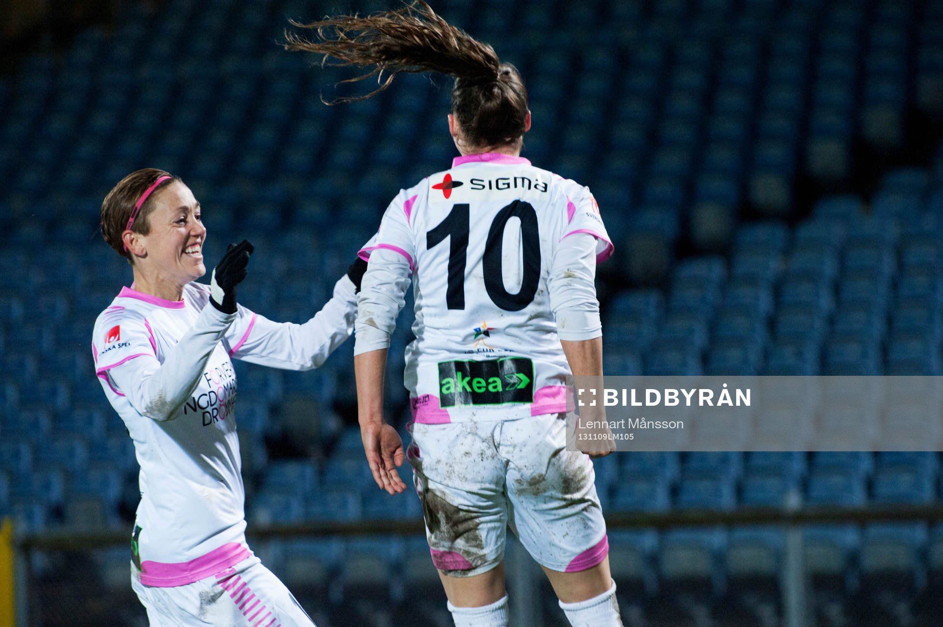 Malmös Ramona Bachmann har kvitterat till 1-1 och grattas av Therese Sjögran i åttondelsfinalen i Womens Champions League mellan Ldb Malmö och Wolfsburg 9 november.