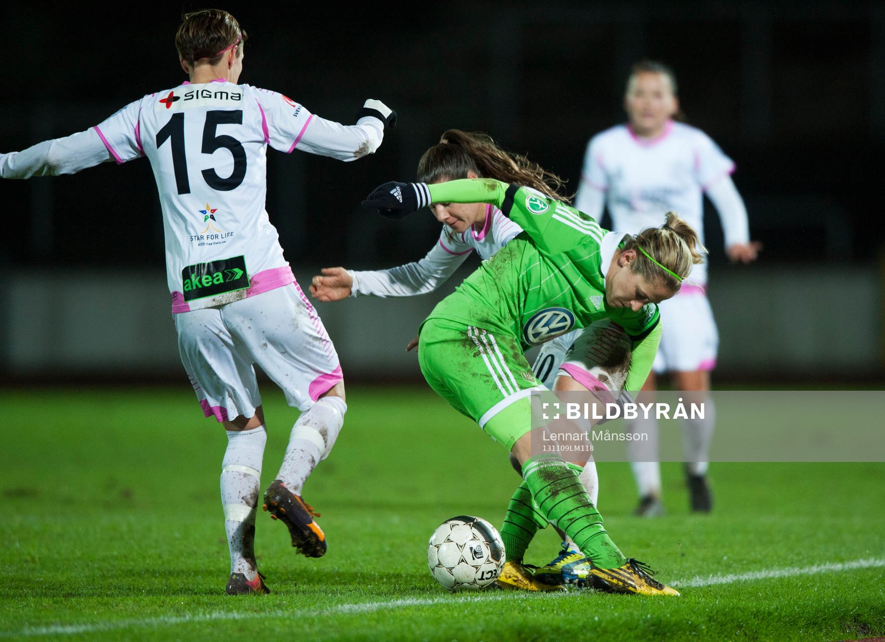 Kamp om bollen vid sidlinjen i åttondelsfinalen i  Womens