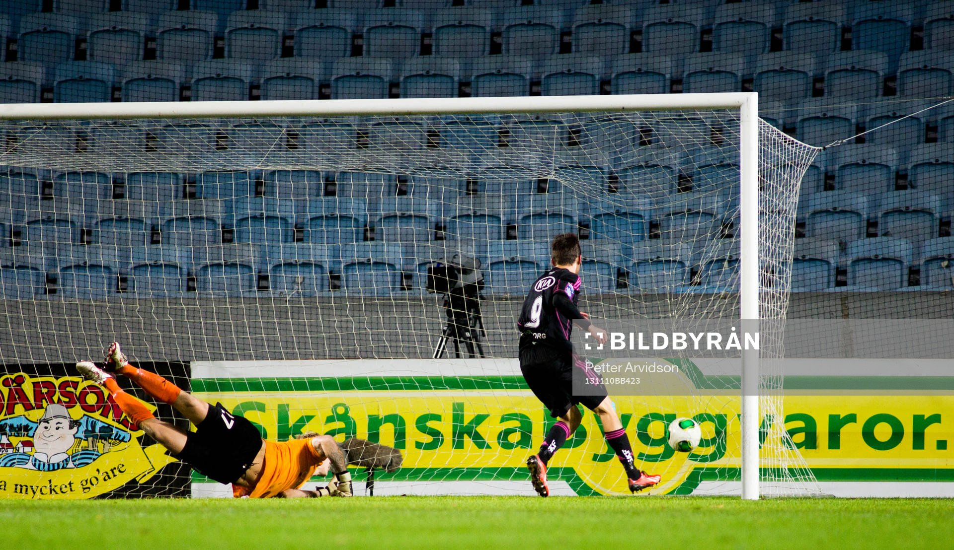 IFK Göteborgs Lasse Vibe gör 2-2 bakom Malmös målvakt