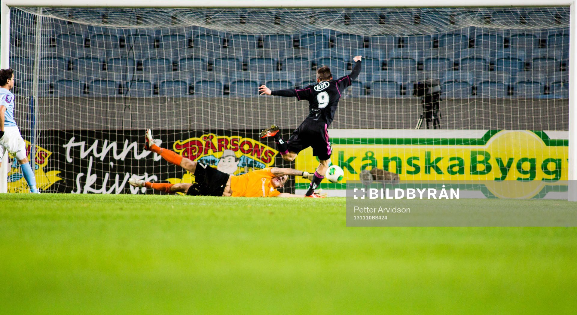 IFK Göteborgs Lasse Vibe gör 2-2 bakom Malmös målvakt