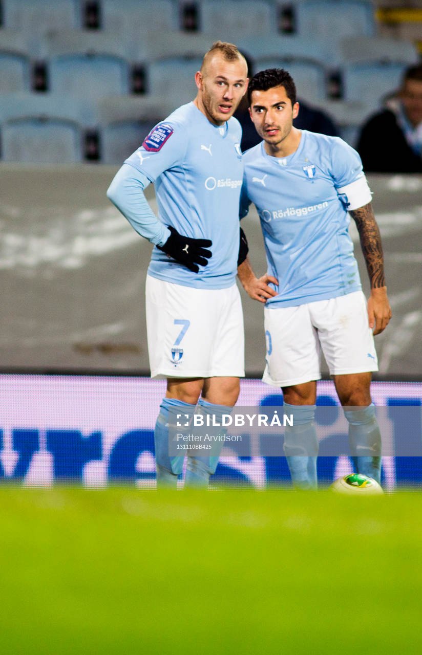 Malmös Magnus Eriksson och Jiloan Hamad pratar