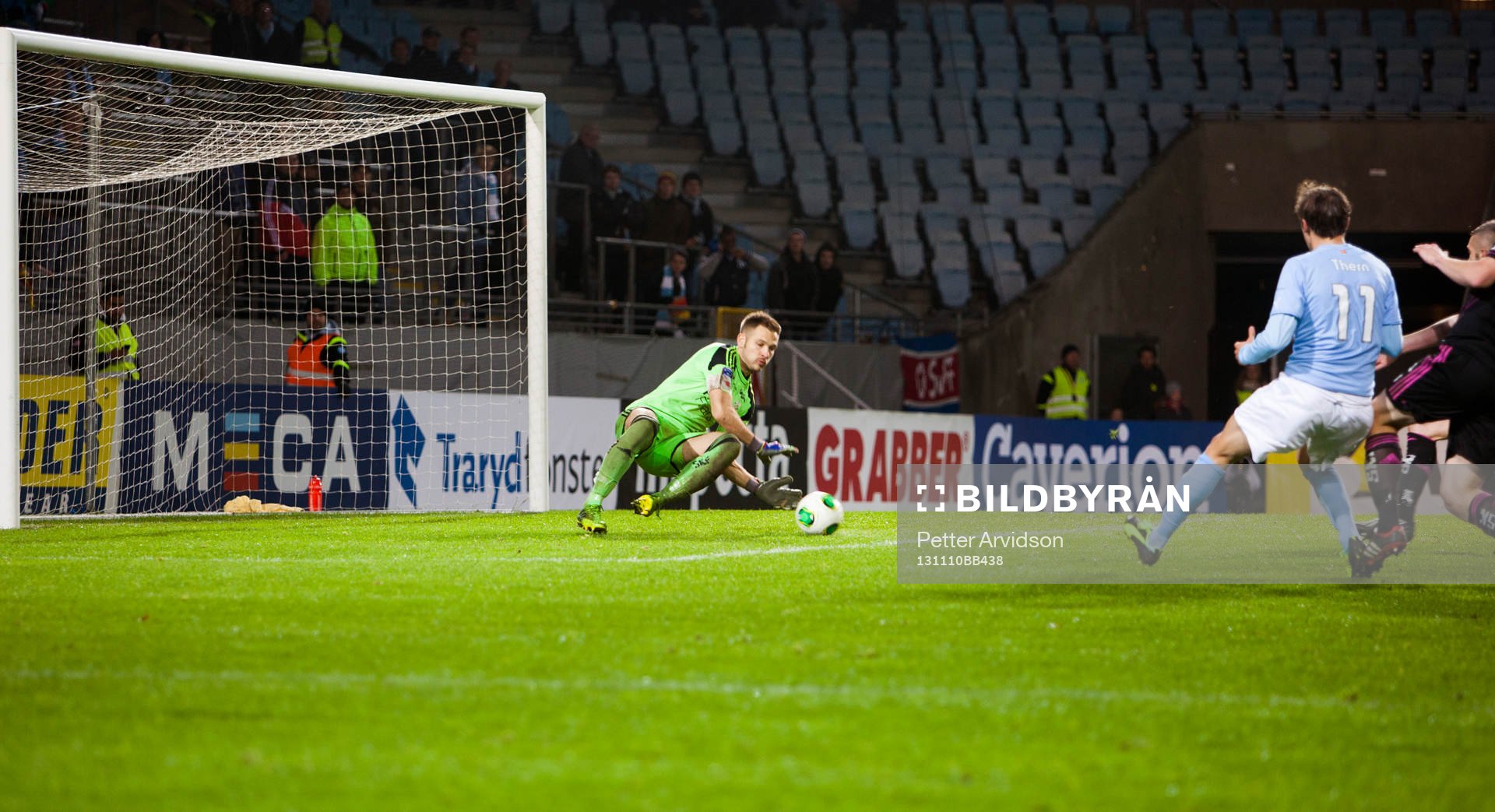 IFK Göteborgs målvakt John Alvbåge räddar ett skott