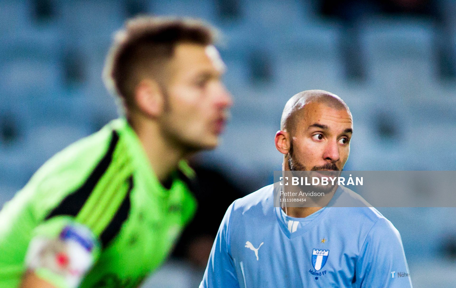 IFK Göteborgs målvakt John Alvbåge och Malmös Guillermo