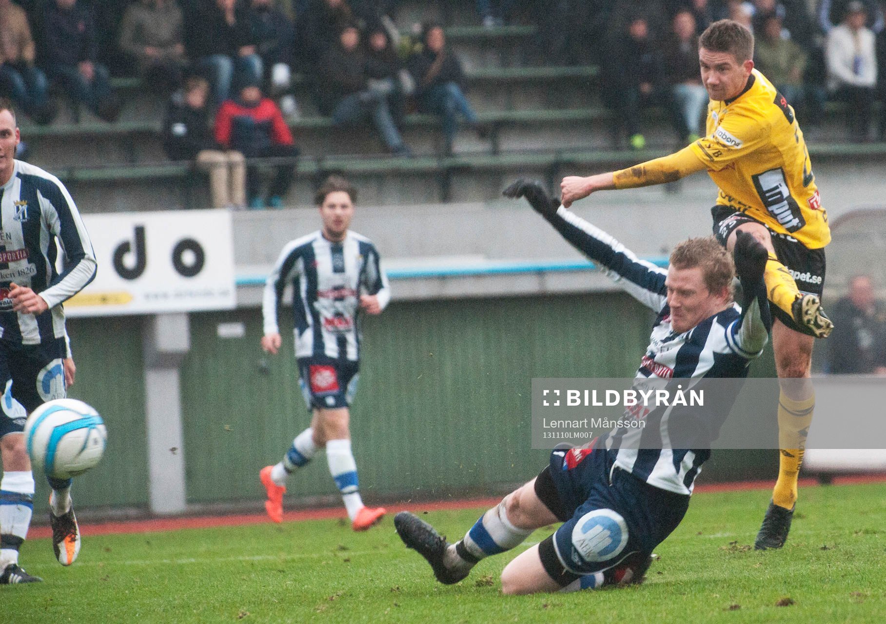 Elfsborgs Marcus Rohdén skjuter utan att Kristianstads