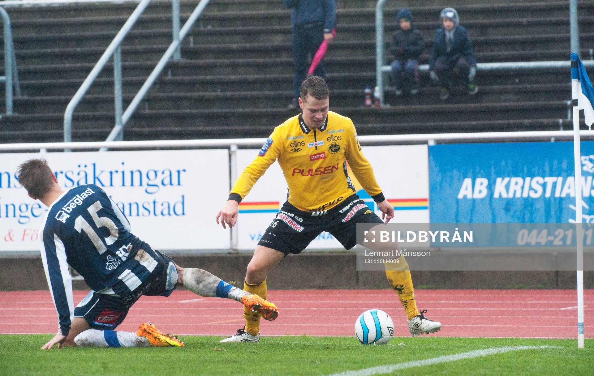 Elfsborgs Viktor Claesson lurar Kristianstads Andreas Wrele k i matchen i Svenska Cupen mellan Kristianstad och Elfsborg 10 november.
