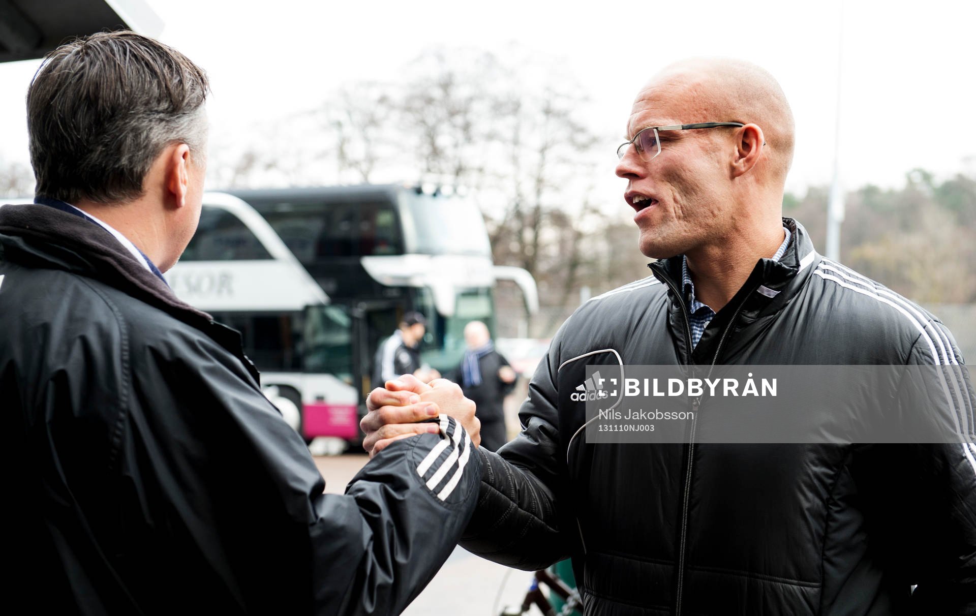 Sundsvalls tränare Joel Cedergren träffar sportchef Urban