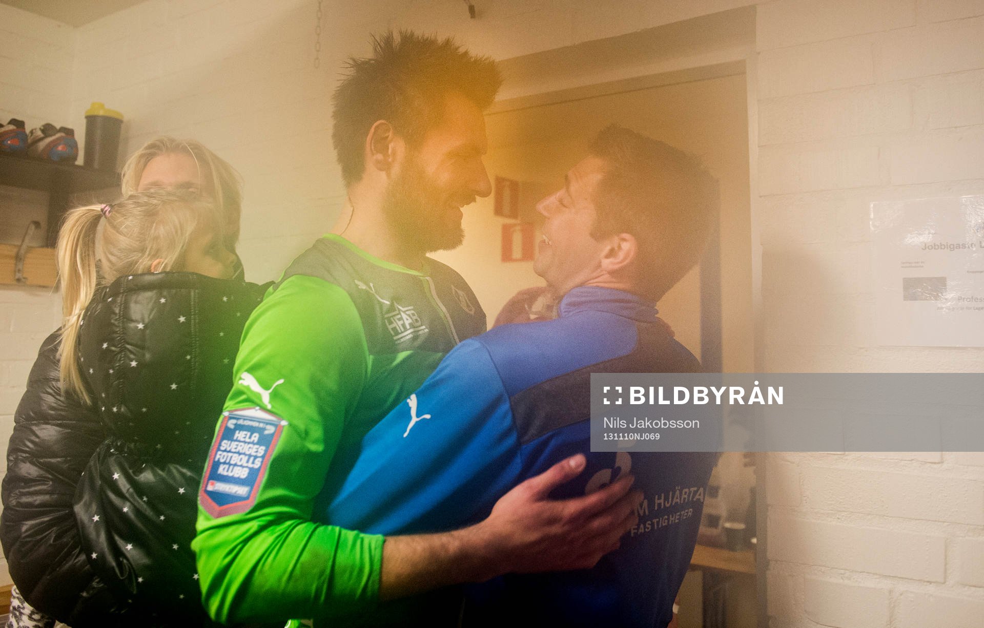 Halmstads målvakt Stojan Lukic och Stefan Selakovic kramas i omklädningsrummet efter fotbollsmatchen i kvalet till Allsvenskan mellan Halmstad och GIF Sundsvall den 10 november 2013 i Halmstad.