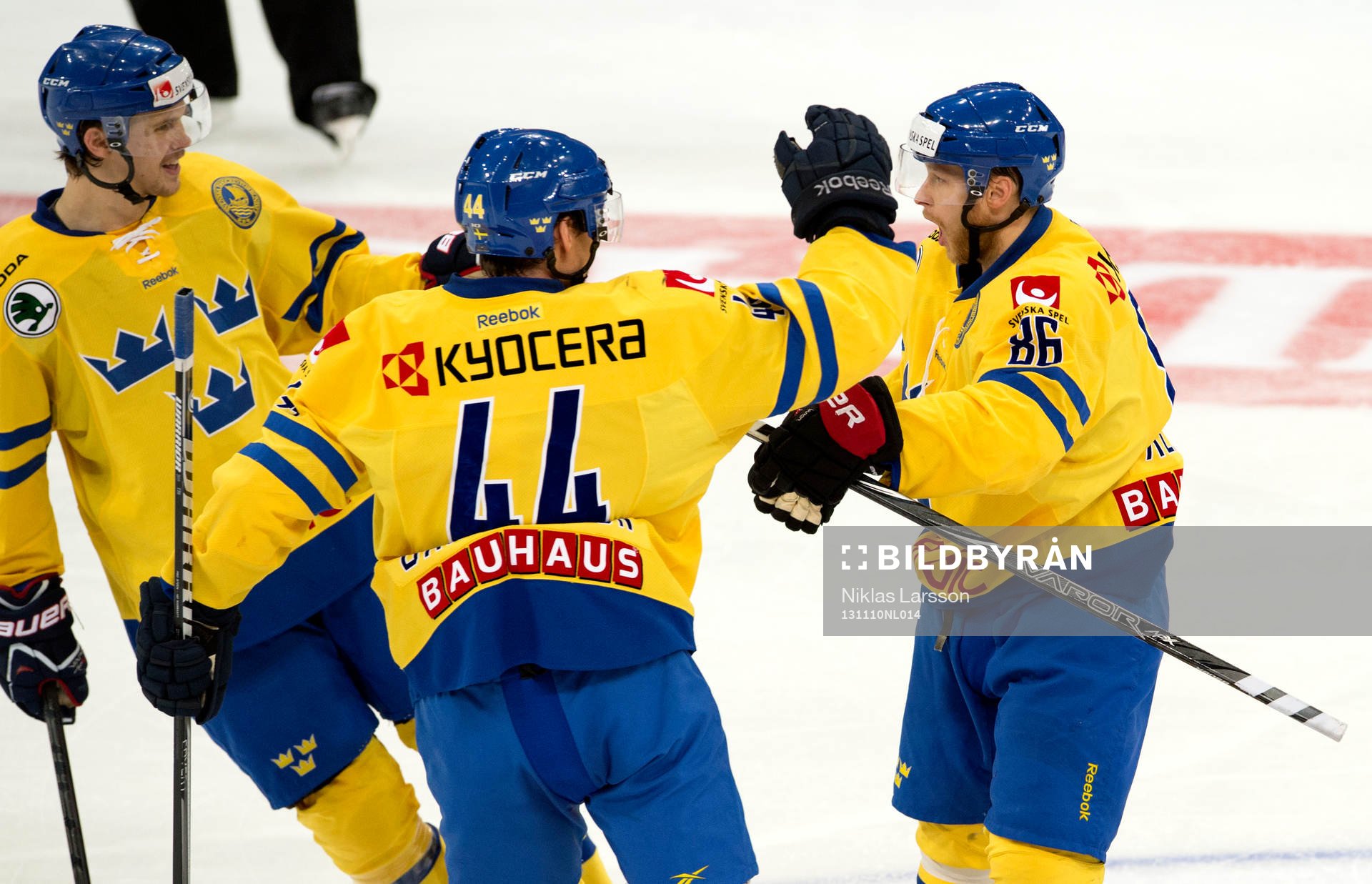 Sveriges Linus Klasen gratuleras