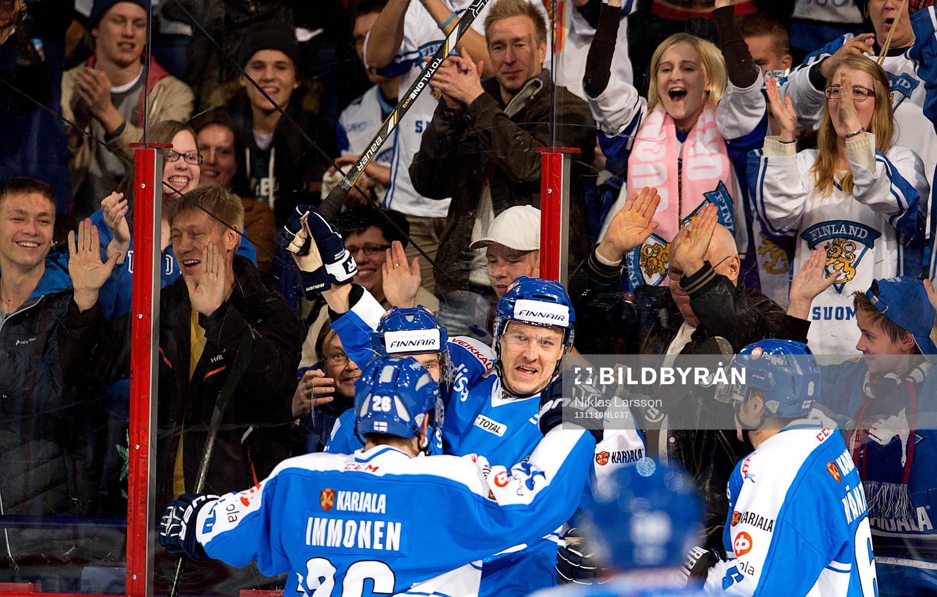 Finlands Niklas Hagman gratuleras