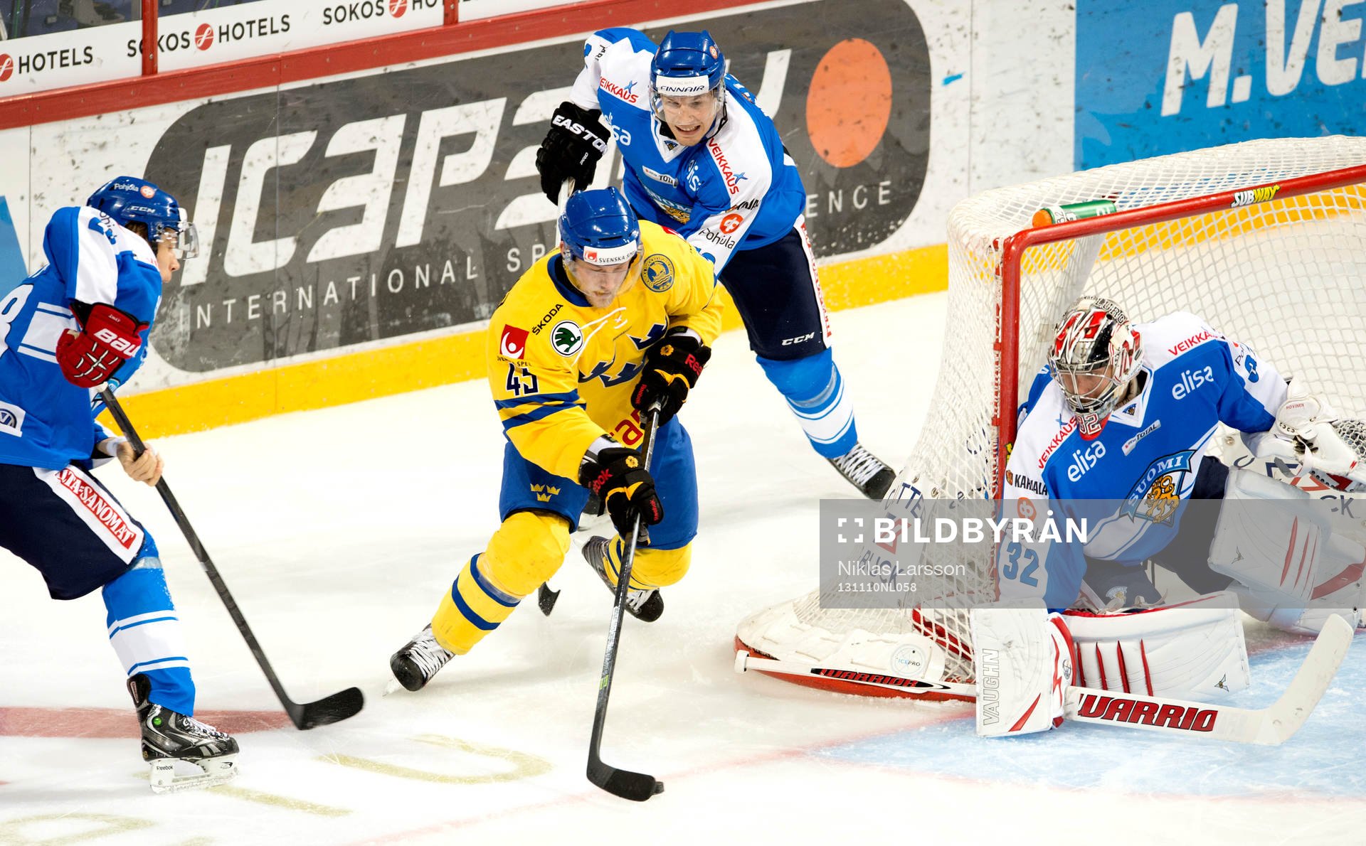 Sveriges Oscar Möller jagas av Finska spelare