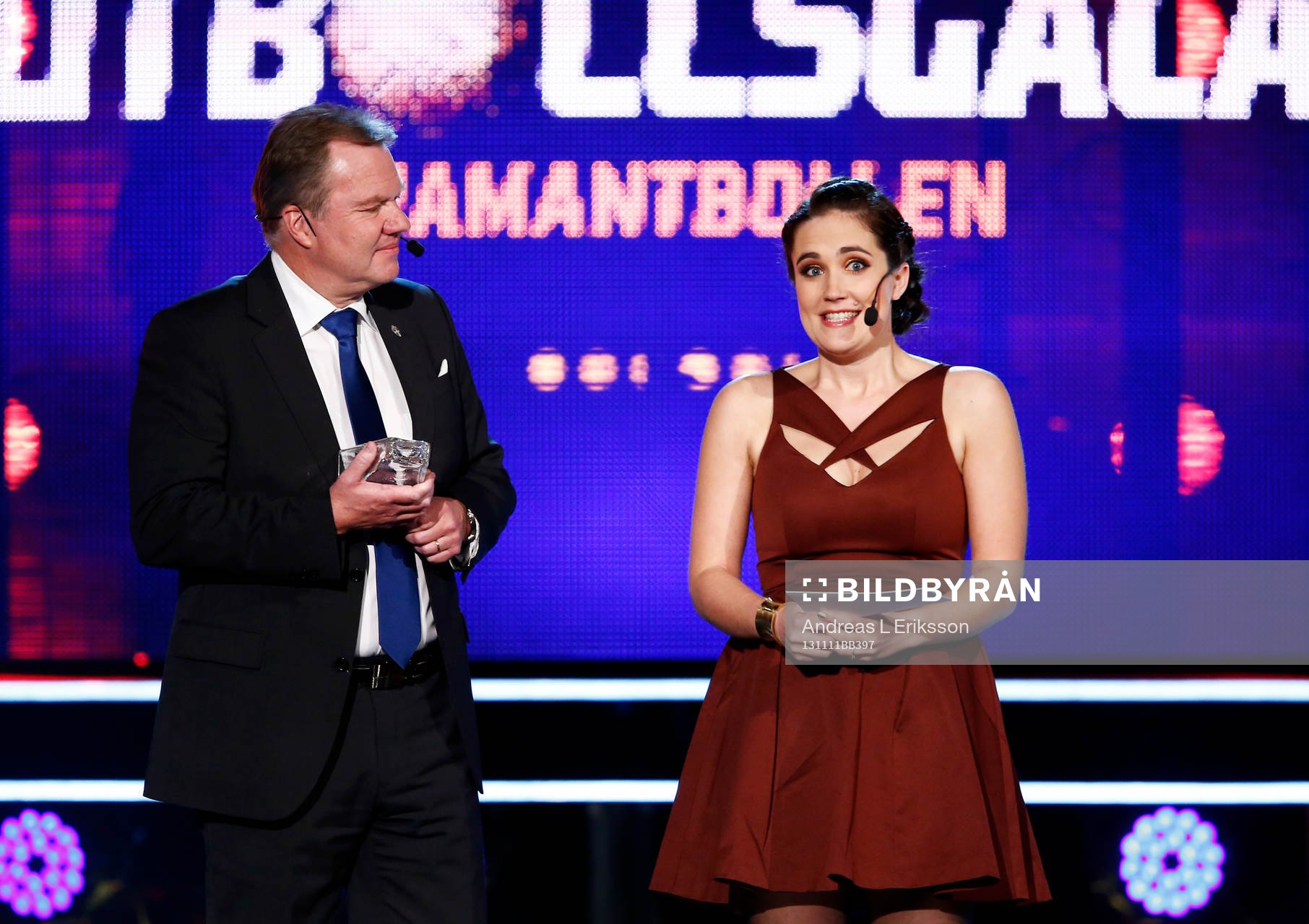 Karl-Erik Nilsson, ordförande Svenska Fotbollsförbundet och Anja Gatu, Sportchef Sydsvenskan delade ut Diamantbollen under Fotbollsgalan den 11 november 2013 i Stockholm.
