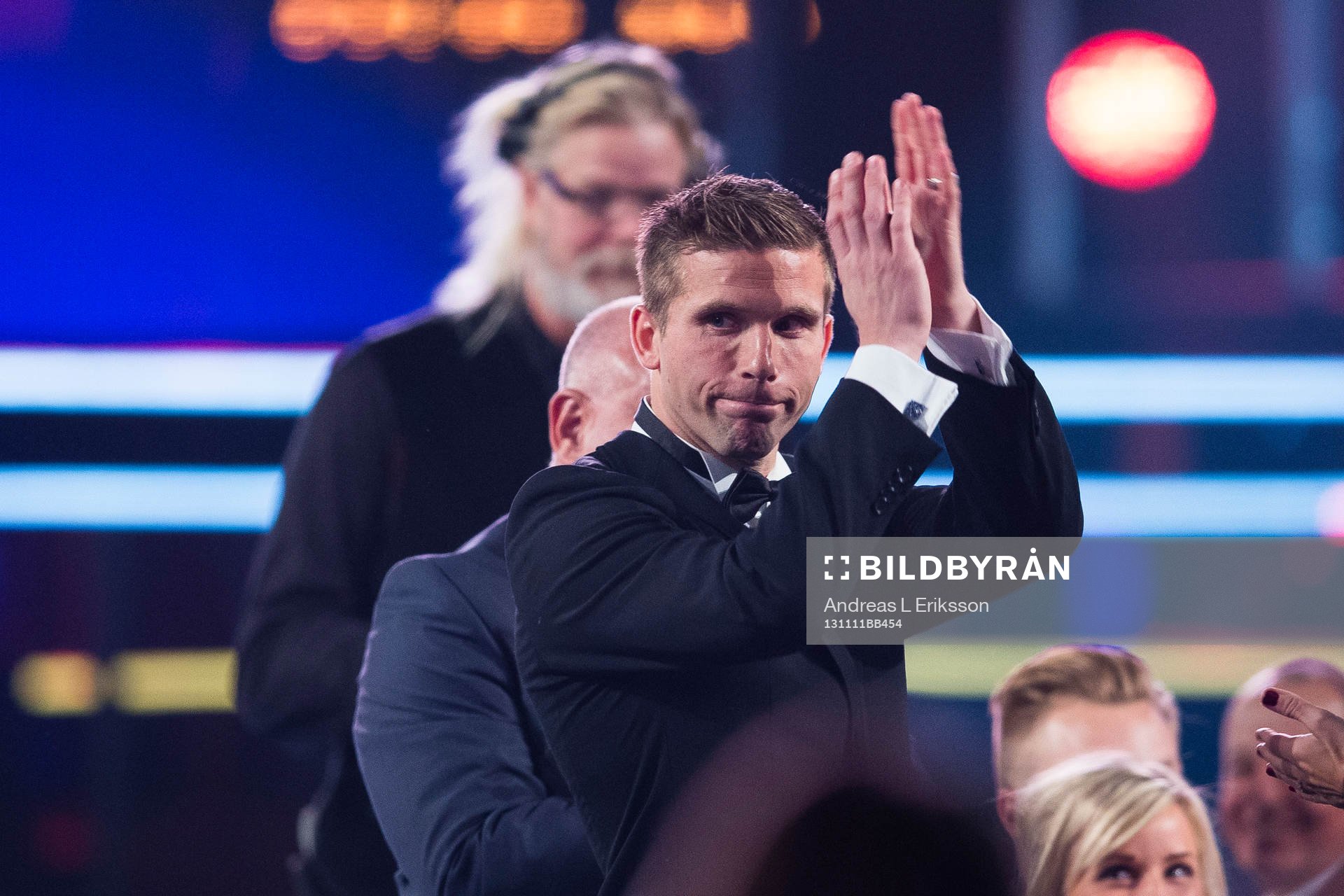 Anders Svensson applåderar publiken
