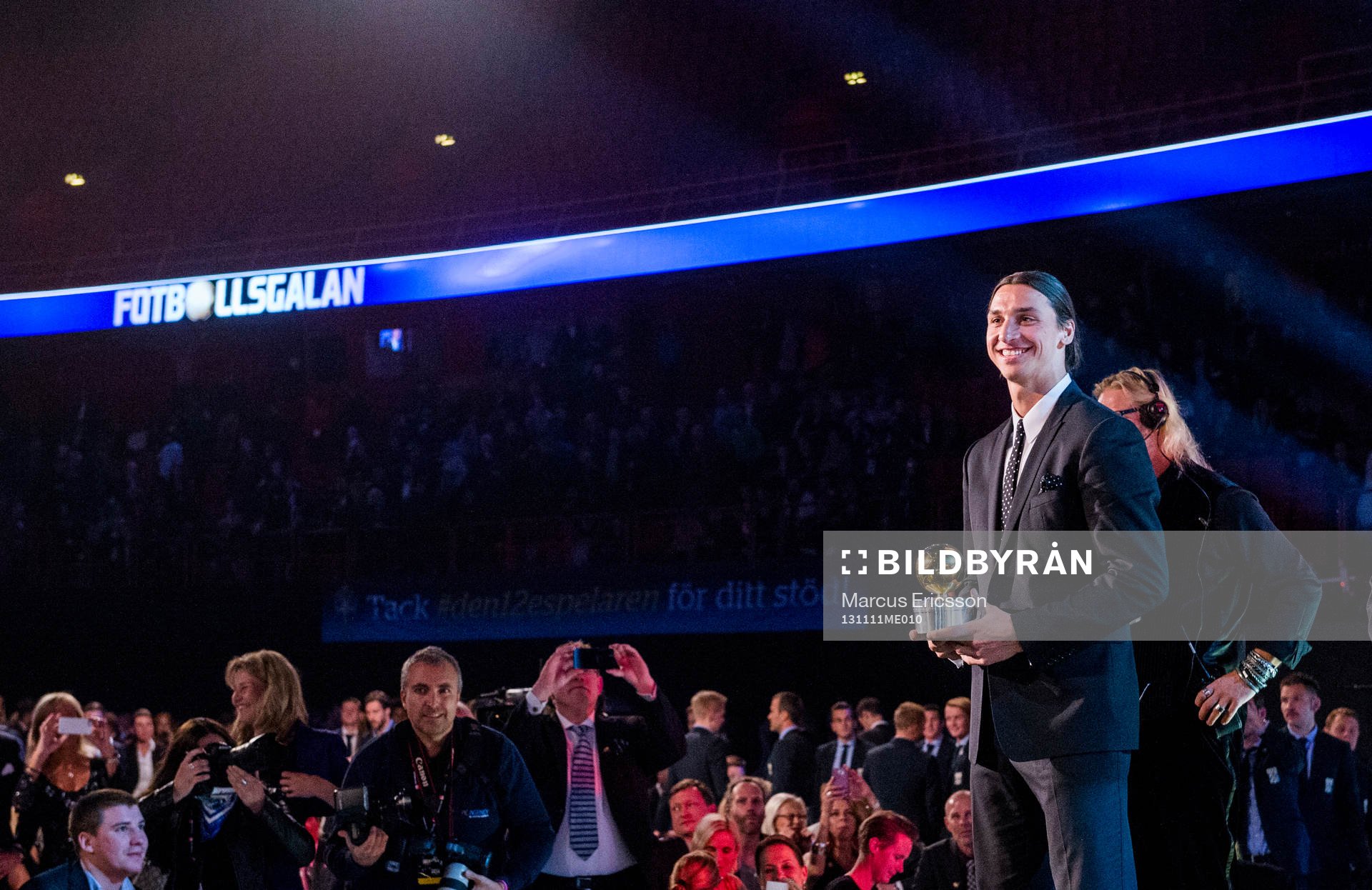 Zlatan Ibrahimovic tar emot guldbollen