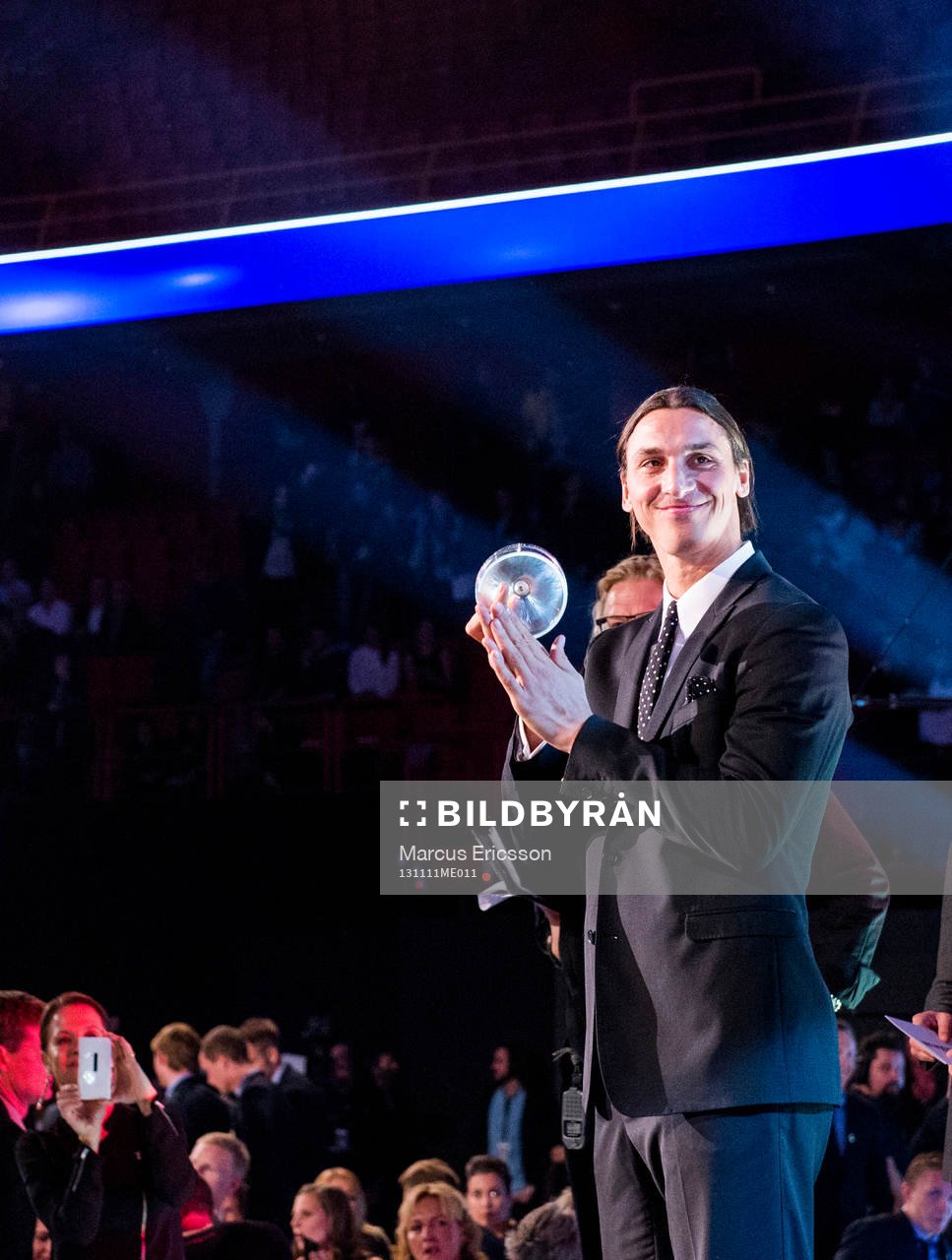 Zlatan Ibrahimovic tar emot guldbollen