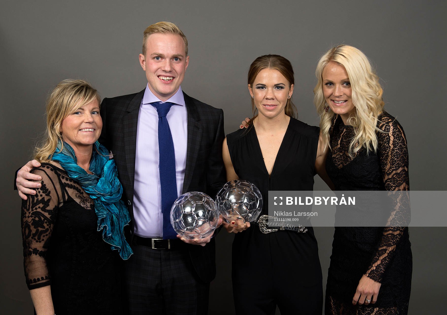 Jonas Eidevall och Jessica Samuelsson tilldelades pris av Marika Domanski Lyfors och Josefine Öqvist för bästa tränare samt årets genombrott under Fotbollsgalan den 11 november 2013 i Stockholm.