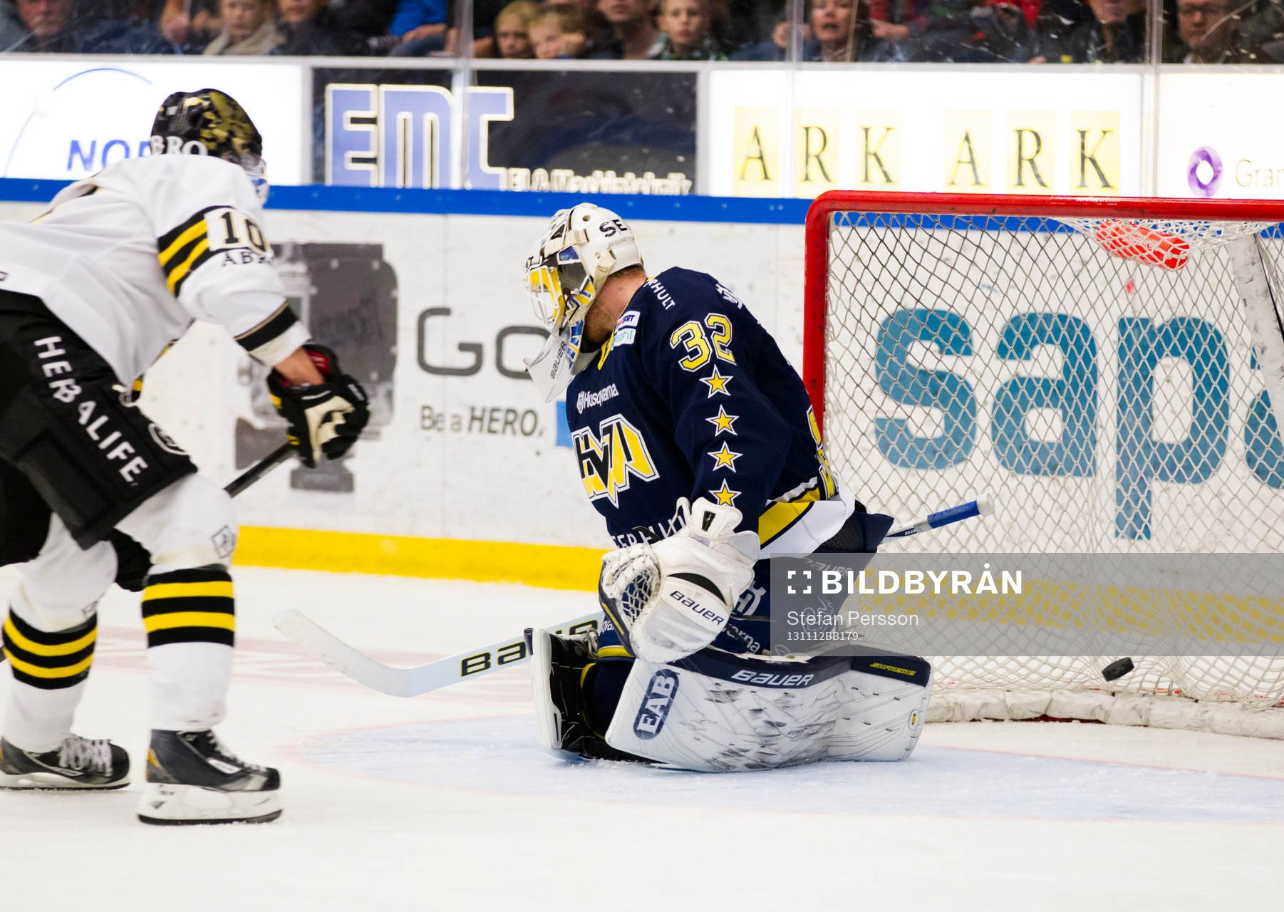 s Esa Pirnes gör 2-3 bakom HV71:s målvakt Gustaf Wesslau