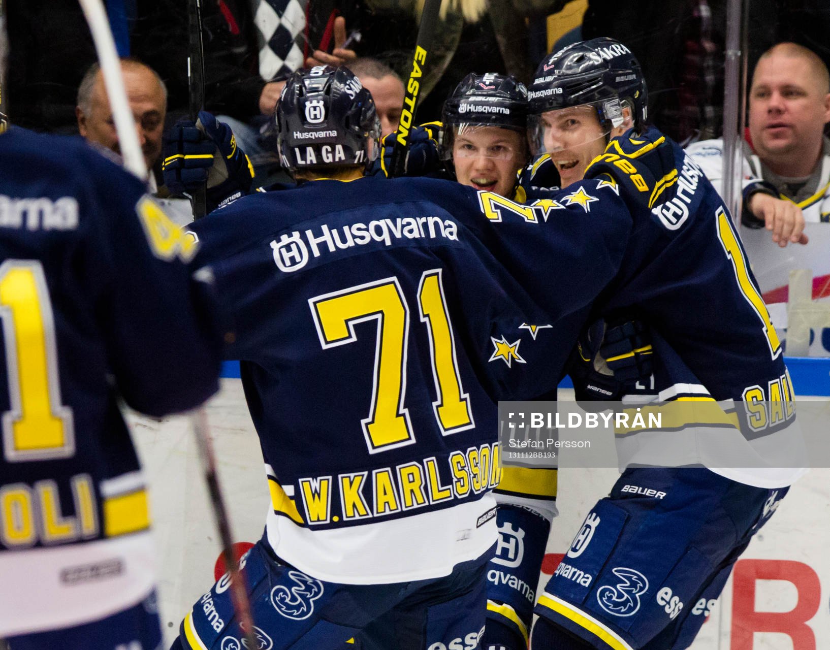 s William Karlsson, Toni Rajala och Anssi Salmela jublar