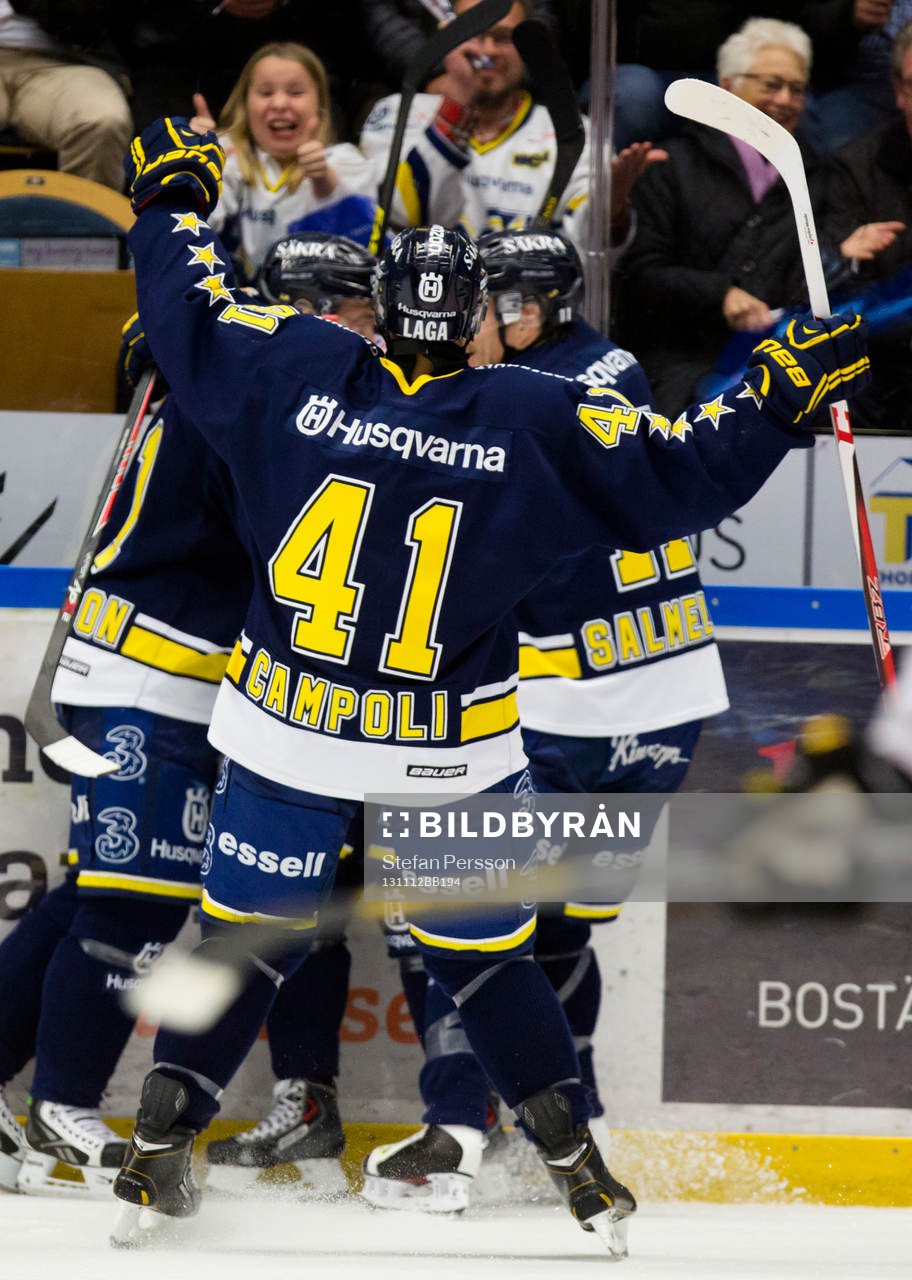 s Chris Campoli jublar med lagkamrater