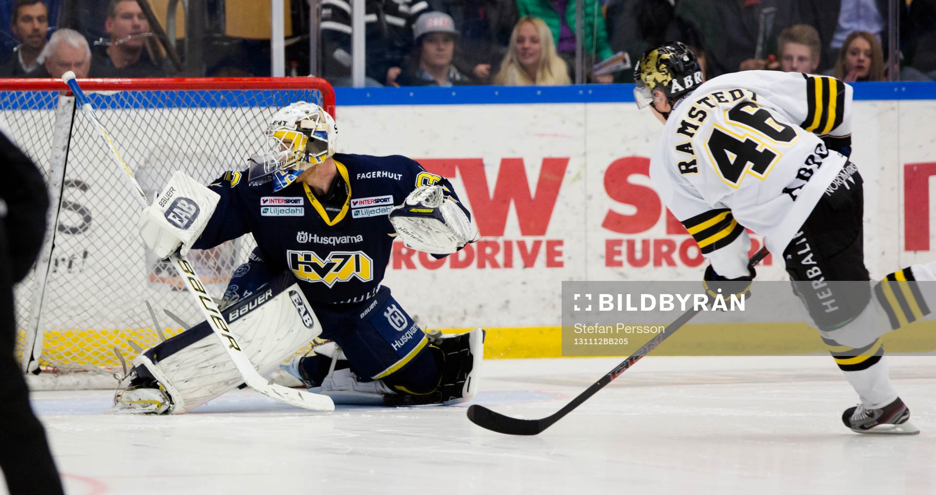 s målvakt Gustaf Wesslau räddar straff från AIK:s Teemu
