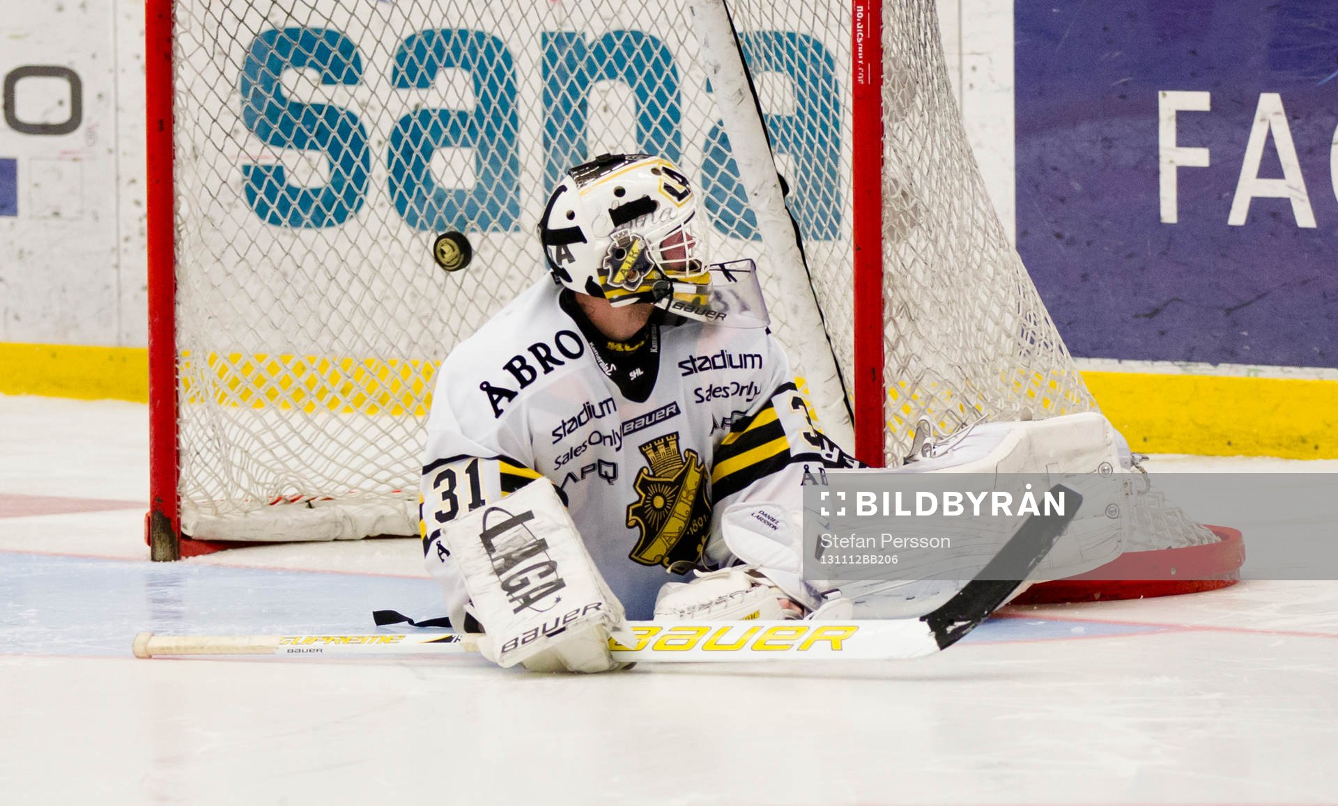 s målvakt Daniel Larsson ser pucken bakom sig