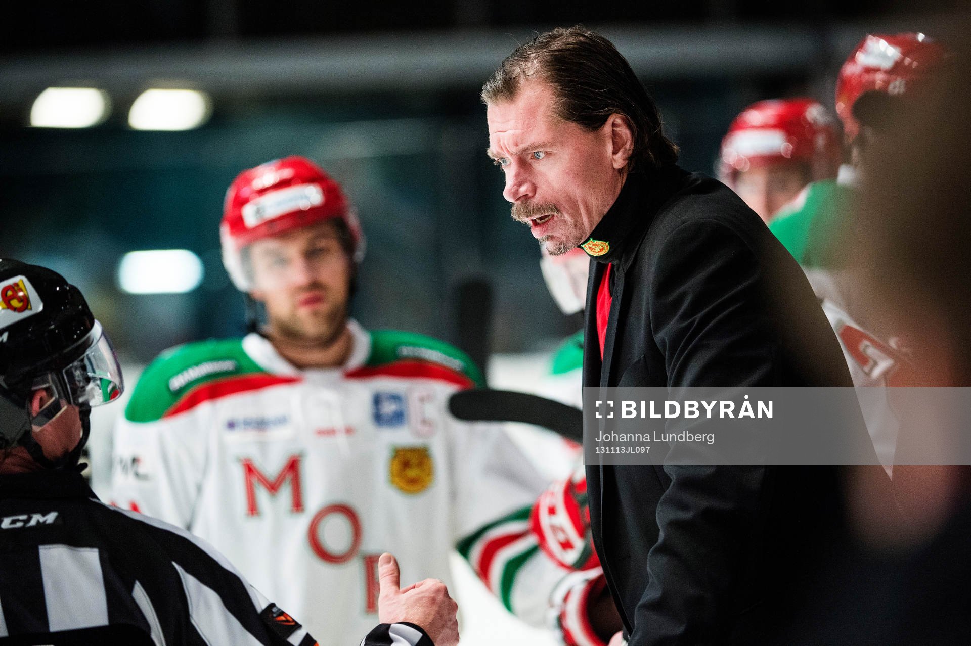 Moras assisterande tränare Roger Johansson diskuterar med