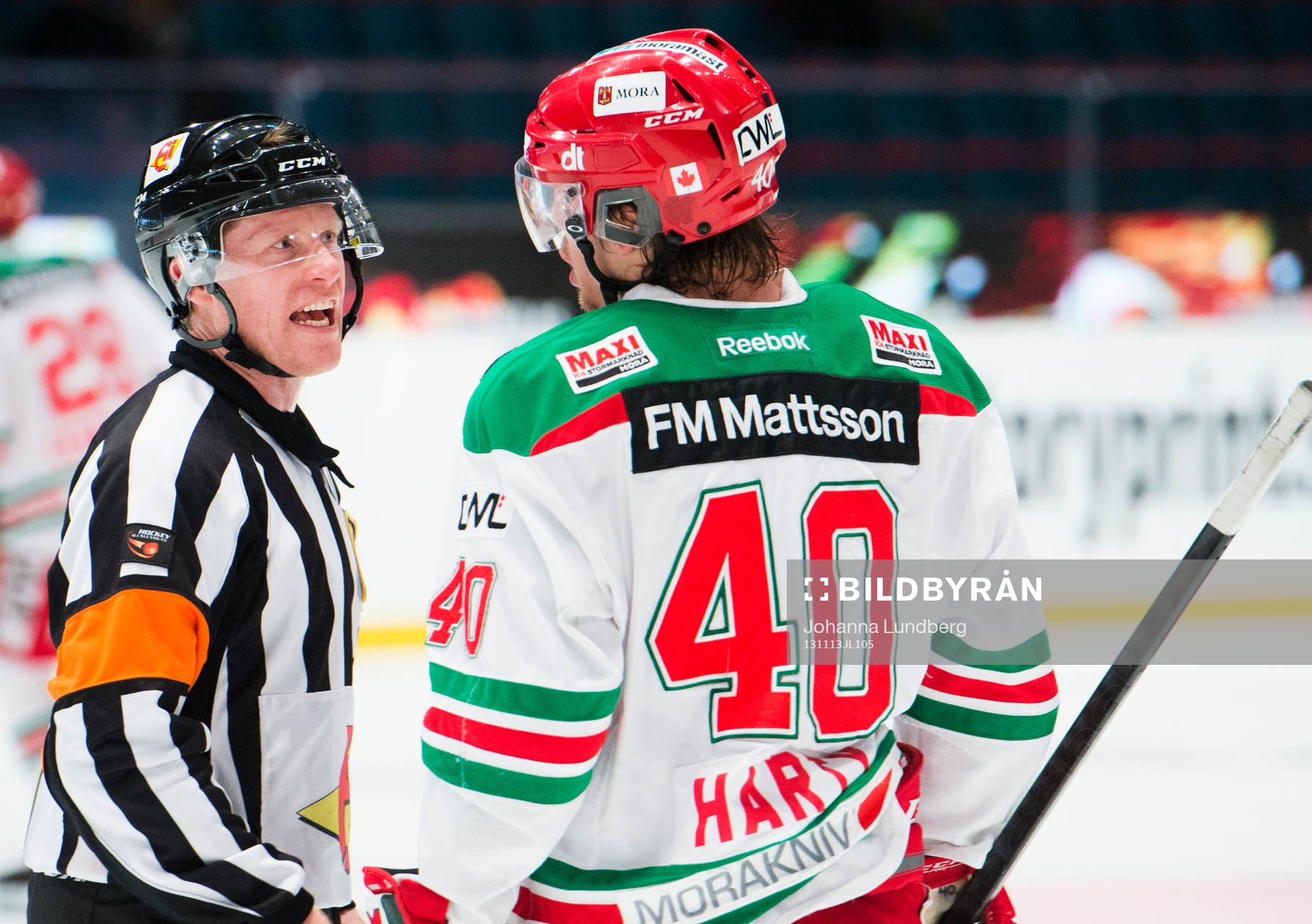 Moras Jonathan Harty diskuterar med domare Peter Lyth